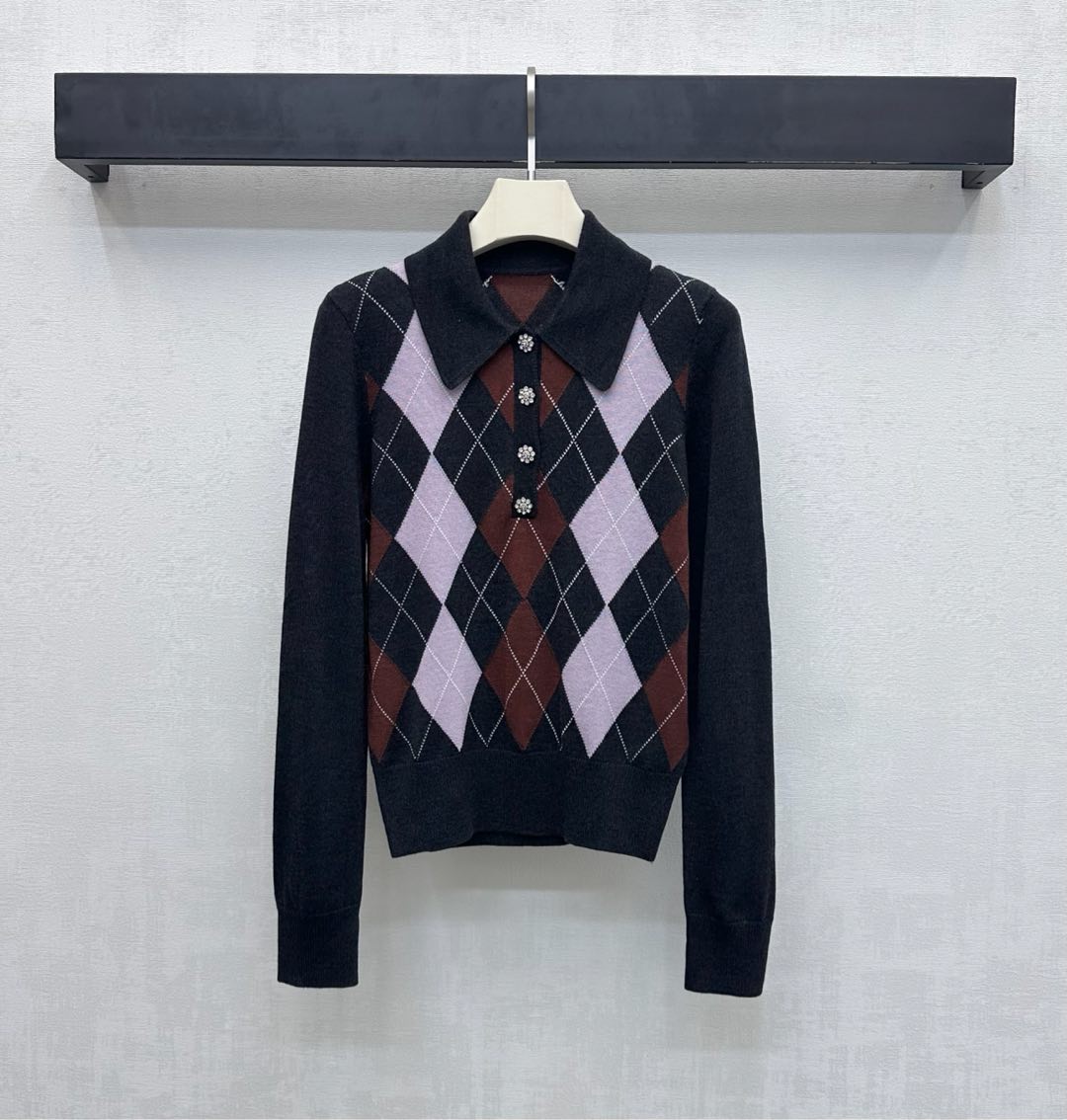 NO:649652,Self Portrai*2025 new products are on the shelves. The lapel rhombus knitted sweater is made of YB imported wool knitted material. It is soft, comfortable and full of texture. The main body is designed with contrasting gray and brown rhombus patterns. It is matched with the elastic thread binding details of the hem and cuffs to add a sense of layering to the look. The half placket is decorated with heavy-duty diamond buttons to adjust and decorate. Highlights the brand's tone. Development of surface accessories. Lapel long-sleeved tops are tailoring. Daily wear with skirts to reduce age and college style. Wear alone to look fashionable.  High version,,skirts,alexander wang19860909Self Portrai*2025新品上架 翻领菱格针织衫定制YB进口羊毛针织材质 柔软舒适 质感十足 大身沿用灰粉与棕色菱格纹撞色设计 配合衣摆袖口弹力螺纹包边细节处理 增添造型层次感 半开襟重工镶钻纽扣调节装饰 彰显品牌调性 面辅料开发 翻领长袖上衣版型剪裁 日常搭配半裙减龄学院风格 单穿内搭出彩时髦  高版本,,skirts,alexander wang,Women's clothing