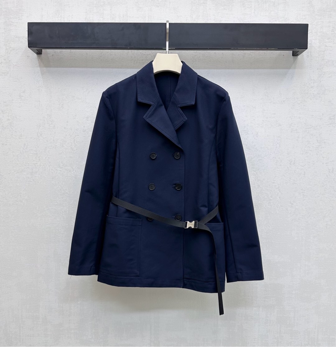 NO:649542,Dio*2025 new arrivals, lapel double-breasted belt windbreaker, customized YB imported twill cotton windbreaker material, stiff, comfortable and stylish, gun lapel cut and double-breasted adjustable placket design, adding layering to the look. Metal snap webbing is integrated into the outline of the body line to create an elegant style. The iconic bee CD embroidered logo decoration is embellished on the waist to highlight the brand tone. Development of surface accessories. Regular windbreaker jacket tailoring. The outfit is charming and British elegance.  High version 2 colors,,dior,jackets & coats,alexander wang19860909Dio*2025新品上架翻领双排扣腰带风衣定制YB进口斜纹全棉风衣材质 挺括舒适有型 枪驳领裁剪配合开襟双排扣调节设设计 增添造型层次感 金属按扣织带融入勾勒身形线条打造优雅风格 腰侧点缀标志性蜜蜂CD刺绣徽标装饰 彰显品牌调性 面辅料开发 常规风衣外套剪裁 穿搭气质魅力英伦优雅 高版本2色,,dior,jackets & coats,alexander wang,Women's clothing