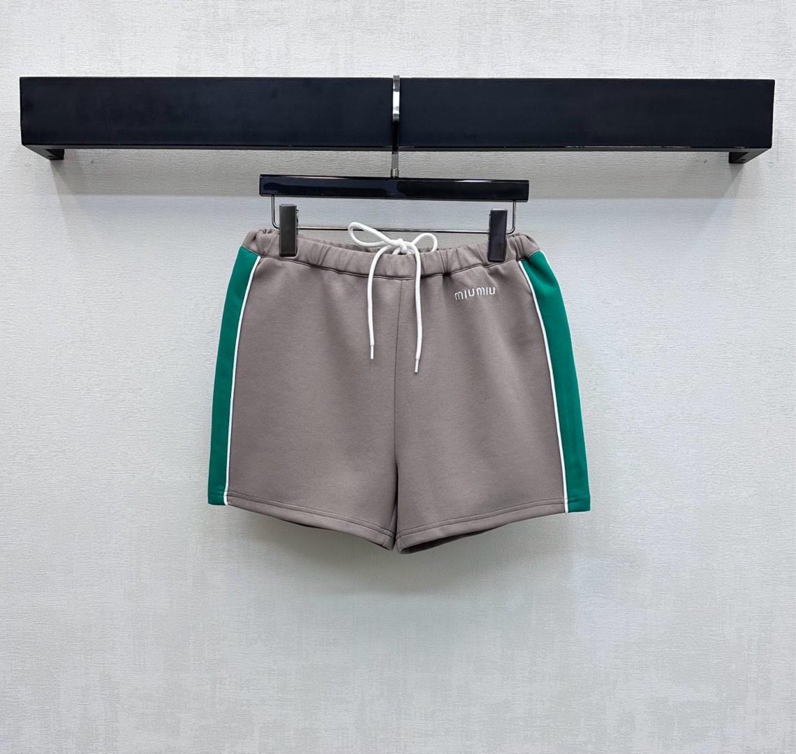 NO:649570,Miumi*2025 New Arrival Webbing Logo Shorts Customized YB Imported Twill Cotton Material Comfortable, Breathable and Stylish Waistband Fitted with Elastic Elasticity and Drawstring Adjustment Design Contrast Color Ribbon Splicing Process Adds Layering to the Style Signature Embroidered Letter Logo Decoration on the Side Waist Span Highlights the Brand Tonality Development of Surface Accessories High-waisted Drawstring Shorts Tailor Tailored To accommodate and modify the leg shape Can be paired with jackets from the same series Wear as a set or separately for a trendy and fashionable look  high version,,miumiu,shorts,jackets & coats,jackets & coats,alexander wang19860909Miumi*2025新品上架织带徽标短裤定制YB进口斜纹全棉材质 舒适透气有型 腰头贴身弹力松紧配合抽绳调节设计 撞色织带拼接处理 增添造型层次感 腰跨侧处点缀标志性刺绣字母徽标装饰 彰显品牌调性 面辅料开发 高腰抽绳短裤版型剪裁 包容修饰腿型 可搭配同系列夹克外套 成套或分开穿搭潮流时髦  高版本,,miumiu,shorts,jackets & coats,jackets & coats,alexander wang,Women's clothing