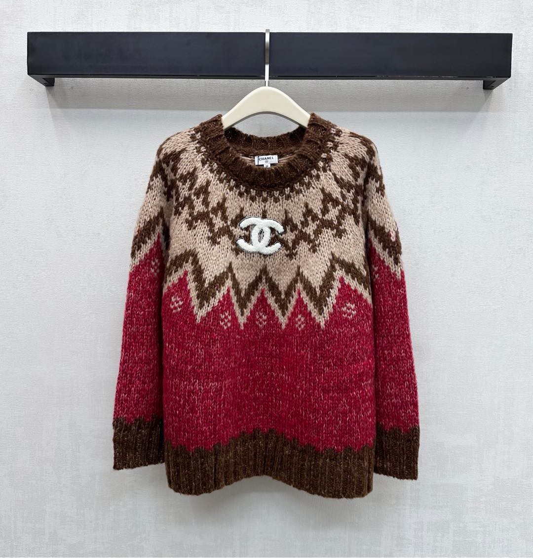 NO:649558,Chane*2025 new arrivals crocheted round neck pullover sweater, made of YB imported wool knitted material, warm and comfortable. The collar, cuffs and hem are edged with dark brown threads to add layering to the look. The upper body is embellished with a Fair Isle Nordic style crochet pattern. It is decorated with the plush double C letter logo on the chest to highlight the brand tone. Surface accessories development. Round neck long-sleeved sweater tailoring. Full of atmosphere for year-end festivals. High version 36 38  40,,chanel,sweaters,alexander wang19860909Chane*2025新品上架钩花圆领套头毛衣定制YB进口羊毛针织材质 保暖舒适 领口袖口下摆沿用深棕色螺纹撞色包边处理 增添造型层次感 上半身点缀费尔岛北欧风格钩花图案 配合胸前毛绒双C字母徽标装饰 彰显品牌调性 面辅料开发 圆领长袖毛衣剪裁 年末节日穿搭氛围感十足 高版本36 38 40,,chanel,sweaters,alexander wang,Women's clothing