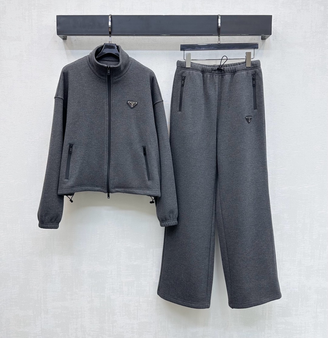 NO:649568,Prad*2025 new products are on the shelves. The stand-up collar jacket and trousers suit is made of YB imported blended wool. It is smooth and stylish. It is full of texture. The placket is adjusted with an engraved two-way zipper and the drawstring design on the hem adds a layered look. The iconic triangle logo decoration on the chest echoes the logo on the waist and hip pockets of the pants. It highlights the brand tone. Development of surface accessories. The stand-up collar zipper sweatshirt jacket is paired with drawstring straight trousers. The complete set is casual and fashionable.  high version,,hoodie,sweatshirts,jackets & coats,alexander wang19860909Prad*2025新品上架立领外套长裤套装定制YB进口混纺羊毛材质 垂顺有型 质感十足 开襟沿用刻印双向拉链调节配合衣摆抽绳设计 增添造型层次感 胸前点缀标志性三角徽标装饰 与裤子腰胯侧口袋处徽标上下呼应 彰显品牌调性 面辅料开发 立领拉链卫衣外套搭配抽绳直筒长裤剪裁 成套穿搭休闲时髦  高版本,,hoodie,sweatshirts,jackets & coats,alexander wang,Women's clothing