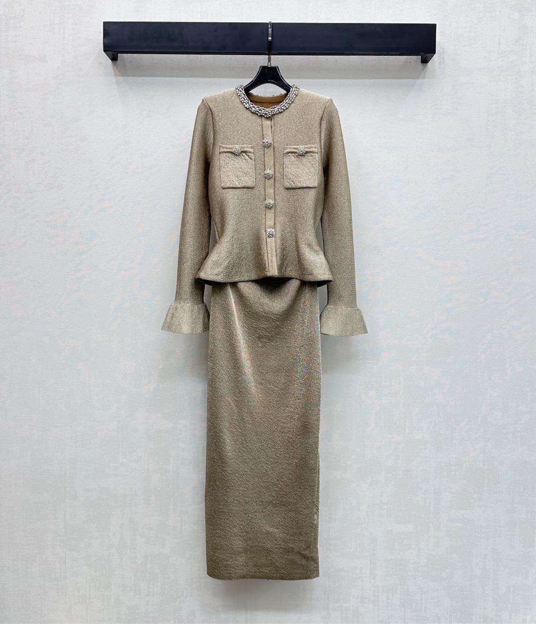 NO:653162,Self Portrai*2025 new products are on the shelves. Heavy-duty knitted dress made of custom-made YB imported wool knitting material. Sleek and stylish. The heavy-duty metal buttons are used to adjust the placket to highlight the brand's tone. Straight hip-hugging long skirt splicing design adds layering to the look. Fabric and accessories development. Round-neck dress and long skirt tailoring. Shows luxury taste when commuting and attending important occasions. High version, skirts, alexander wang19860909Self Portrai*2025新品上架重工针织连衣裙定制YB进口羊毛针织材质 垂顺有型 沿用开襟重工金属纽扣调节处理 彰显品牌调性 直筒包臀长半裙拼接设计 增添造型层次感 面辅料开发 圆领连衣长裙剪裁 通勤与出席重要场合展现奢华品味 高版本,,skirts,alexander wang,Women's clothing