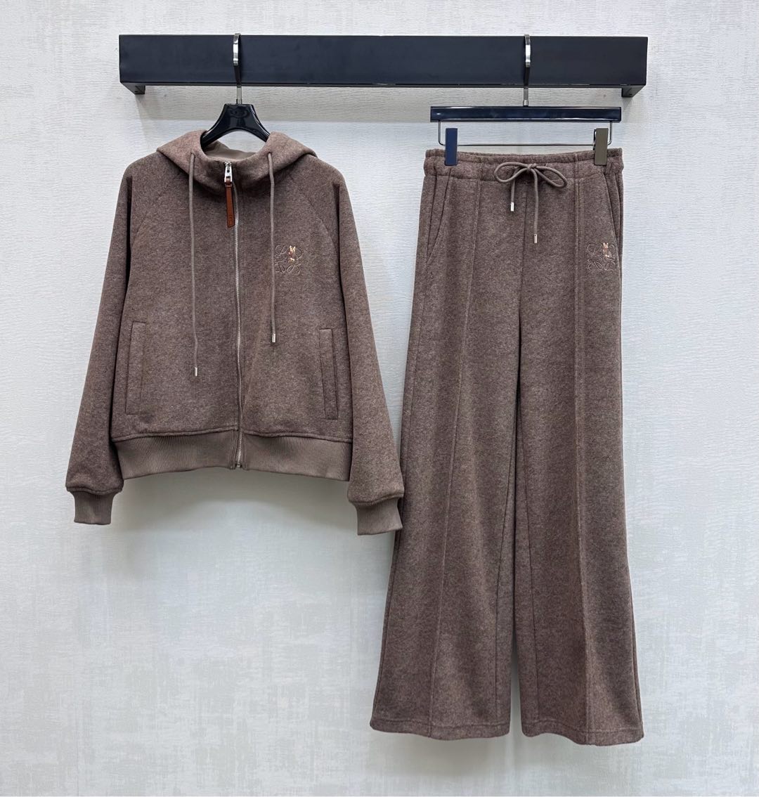 NO:652010,Loew* new arrivals hooded zipper jacket trousers suit customized YB imported material soft skin-friendly and warm embroidery craft is used on the chest to create a cartoon kitten totem embroidered logo decoration to highlight the brand tone Symmetrical pockets with threaded elastic narrowing design to add layering to the look Development of surface accessories  coats,hats,alexander wang19860909Loew*新品上架连帽拉链外套长裤套装定制YB进口材质 柔软亲肤保暖 胸口沿用刺绣工艺打造卡通小猫图腾刺绣徽标装饰 彰显品牌调性 对称插兜口袋搭配螺纹弹力收窄设计 增添造型层次感 面辅料开发 连帽拉链外套抽绳阔腿直筒长裤 徽标细节上下呼应 成套穿搭松弛休闲 高版本2色,,loewe,jackets & coats,hats,alexander wang,Women's clothing