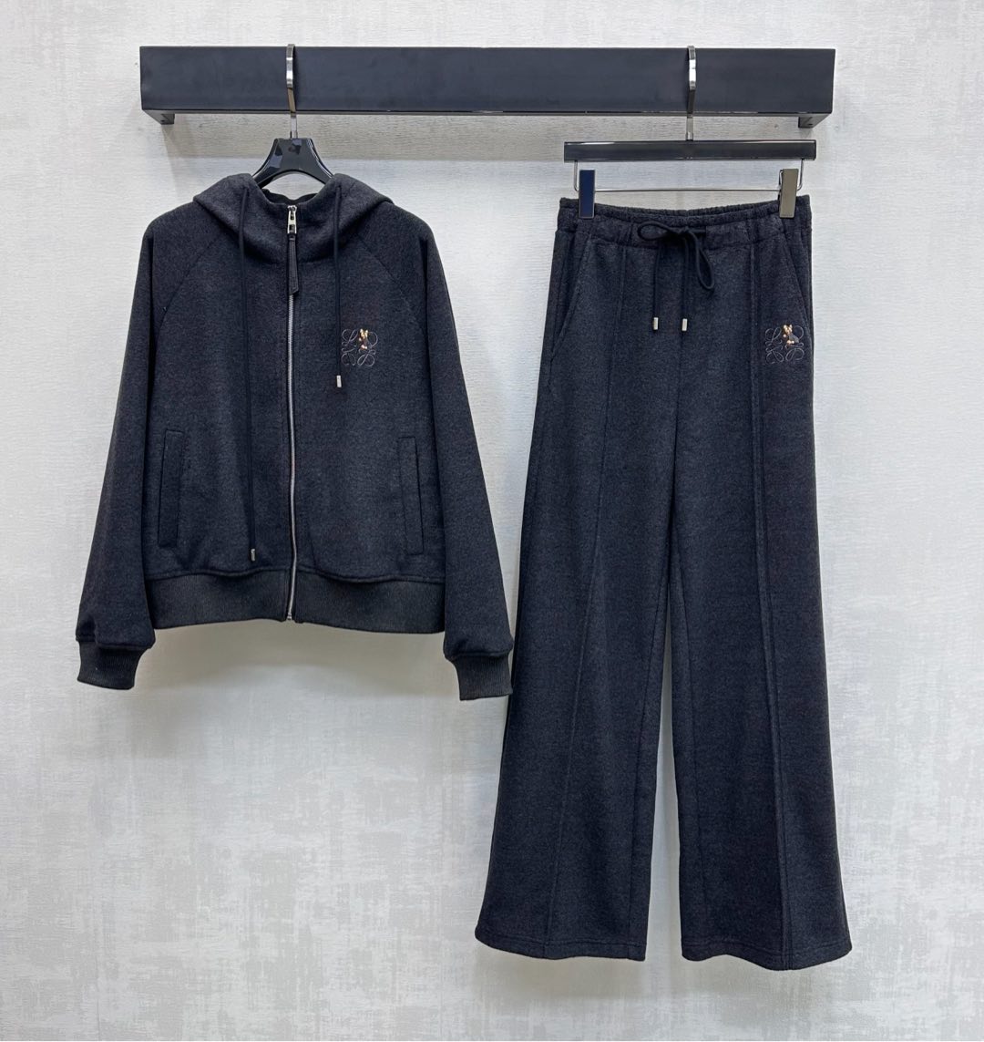 NO:652022,Loew* new arrivals hooded zipper jacket trousers suit customized YB imported material soft skin-friendly and warm embroidery craft is used on the chest to create a cartoon kitten totem embroidered logo decoration to highlight the brand tone Symmetrical pockets with threaded elastic narrowing design to add layering to the look Development of surface accessories  coats,hats,alexander wang19860909Loew*新品上架连帽拉链外套长裤套装定制YB进口材质 柔软亲肤保暖 胸口沿用刺绣工艺打造卡通小猫图腾刺绣徽标装饰 彰显品牌调性 对称插兜口袋搭配螺纹弹力收窄设计 增添造型层次感 面辅料开发 连帽拉链外套抽绳阔腿直筒长裤 徽标细节上下呼应 成套穿搭松弛休闲 高版本2色,,loewe,jackets & coats,hats,alexander wang,Women's clothing