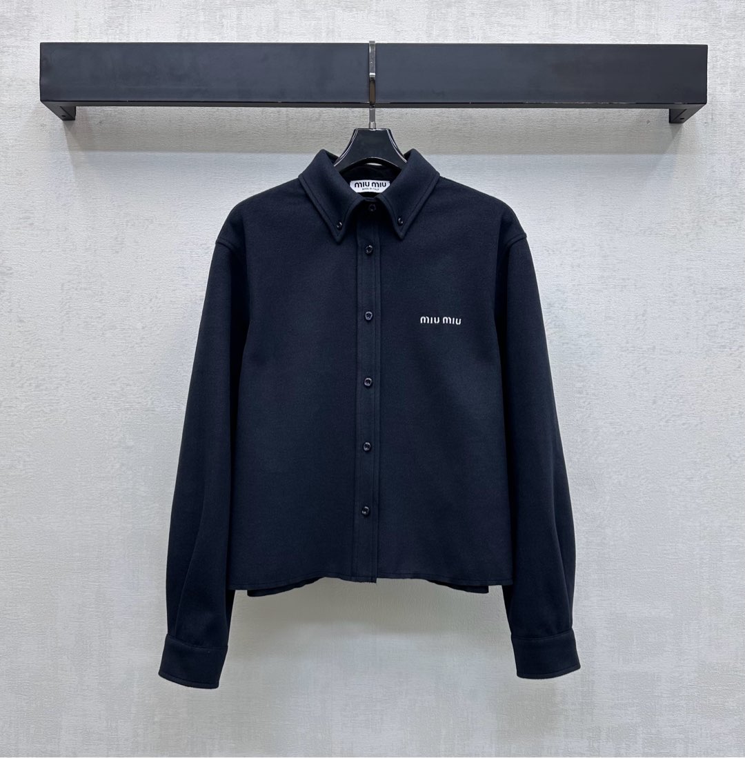 NO:653088,Miumi*2025 new arrivals, lapel short shirt jacket, custom-made YB imported twill cotton material, comfortable and warm, stiff and stylish, button adjustment design on the front and cuffs, echoing the collar button fixation, adding layering to the look, iconic embroidered letter logo elements on the chest, highlighting the brand tone, development of surface accessories, tailoring of lapel long-sleeved shirt, fashionable and stylish for autumn and winter layering, high version,,miumiu,jackets & coats,alexander  wang19860909Miumi*2025新品上架翻领短款衬衣外套定制YB进口斜纹棉材质 舒适保暖 挺括有型 前襟与袖口沿用纽扣调节设计 相互呼应领边纽扣固定处理 增添造型层次感 胸前点缀标志性刺绣字母徽标元素 彰显品牌调性 面辅料开发 翻领长袖衬衣剪裁 秋冬叠穿时髦洋气 高版本,,miumiu,jackets & coats,alexander wang,Women's clothing