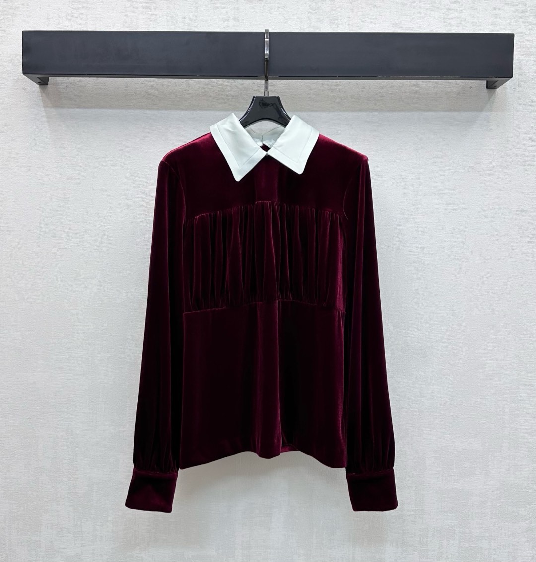 NO:653100,Prad*2025 new products are on the shelves. Detachable lapel velvet tops are made of YB imported velvet material. They are shiny and draped. Full of texture. The pleated cutting design is used in the center of the chest. It is adjusted with the back half zipper to add layering to the look. The detachable lapel splicing process is used to easily achieve two wears. Highlight the brand tone. Development of surface accessories. Lapel long-sleeved tops with tailoring. Fashionable and stylish for commuting and dating. High version 2 colors, prada, alexander.  wang19860909Prad*2025新品上架可拆卸翻领丝绒上衣定制YB进口丝绒材质 光泽垂顺 质感十足 胸前居中沿用褶皱裁剪设计 配合后背半拉链调节处理 增添造型层次感 沿用可拆卸翻领拼接工艺 轻松实现一衣两穿 彰显品牌调性 面辅料开发 翻领长袖上衣版型剪裁 通勤约会穿搭时髦洋气  高版本2色,,prada,alexander wang,Women's clothing