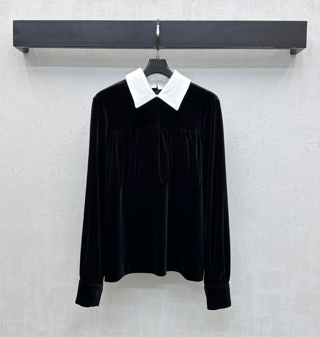 NO:653110,Prad*2025 new products are on the shelves. Detachable lapel velvet tops are made of YB imported velvet material. They are shiny and draped. Full of texture. The pleated cutting design is used in the center of the chest. It is adjusted with the back half zipper to add layering to the look. The detachable lapel splicing process is used to easily achieve two wears. Highlight the brand tone. Development of surface accessories. Lapel long-sleeved tops with tailoring. Fashionable and stylish for commuting and dating. High version 2 colors, prada, alexander.  wang19860909Prad*2025新品上架可拆卸翻领丝绒上衣定制YB进口丝绒材质 光泽垂顺 质感十足 胸前居中沿用褶皱裁剪设计 配合后背半拉链调节处理 增添造型层次感 沿用可拆卸翻领拼接工艺 轻松实现一衣两穿 彰显品牌调性 面辅料开发 翻领长袖上衣版型剪裁 通勤约会穿搭时髦洋气  高版本2色,,prada,alexander wang,Women's clothing