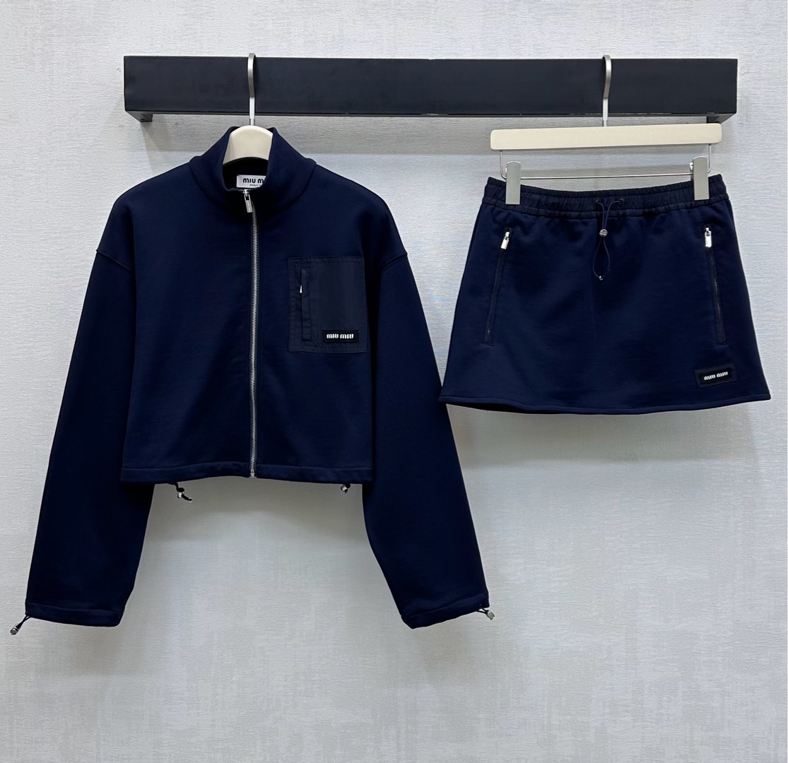 NO:653123,Miumi*2025 new product launch zipper drawstring jacket and skirt suit customized YB imported twill cotton material Breathable, comfortable and stylish Loose stand-up collar version with zipper adjustment and drawstring design Nylon pocket processing on the chest to add layering to the look Iconic letter logo embellishment to highlight the brand tone Development of surface accessories Lapel zipper jacket jacket paired with the same series of high-waisted work skirts The letter logo details echo up and down to present a casual college casual style  Wear fashionable and stylish high version,,miumiu,skirts,jackets & coats,jackets & coats,alexander wang19860909Miumi*2025新品上架拉链抽绳夹克短裙套装定制YB进口斜纹全棉材质 透气舒适有型 宽松立领版型配合开襟拉链调节与抽绳设计 胸前拼接尼龙口袋处理 增添造型层次感 标志性字母徽标点缀之上 彰显品牌调性 面辅料开发 翻领拉链夹克外套搭配同系列高腰工装短裙 字母徽标细节上下呼应 呈现随性学院休闲风格 穿搭时髦洋气 高版本,,miumiu,skirts,jackets & coats,jackets & coats,alexander wang,Women's clothing