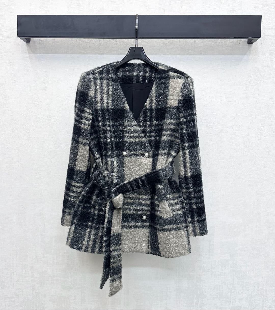 NO:653194,Chane*2025 new arrivals V-neck belted dress jacket made of custom-made YB imported slub woolen material. High-quality texture and full quality. The placket double-row button adjustment design is used. It is matched with the fabric belt to outline the body shape and add layering to the shape. The whole-body woven texture is processed with irregular plaid details to highlight the brand tone. Surface accessories development. Belt mid-length jacket tailoring. High-end and fashionable wear. High version 36 38 40,,chanel,jackets &  coats,alexander wang19860909Chane*2025新品上架V领腰带洋装外套定制YB进口粗纺羊毛呢材质 质感上乘 品相十足 沿用开襟双排纽扣调节设计 配合本布腰带勾勒身形 增添造型层次感 通体编织纹理不规则格纹细节处理 彰显品牌调性 面辅料开发 腰带中长款外套剪裁 穿搭高级时髦   高版本36 38 40,,chanel,jackets & coats,alexander wang,Women's clothing