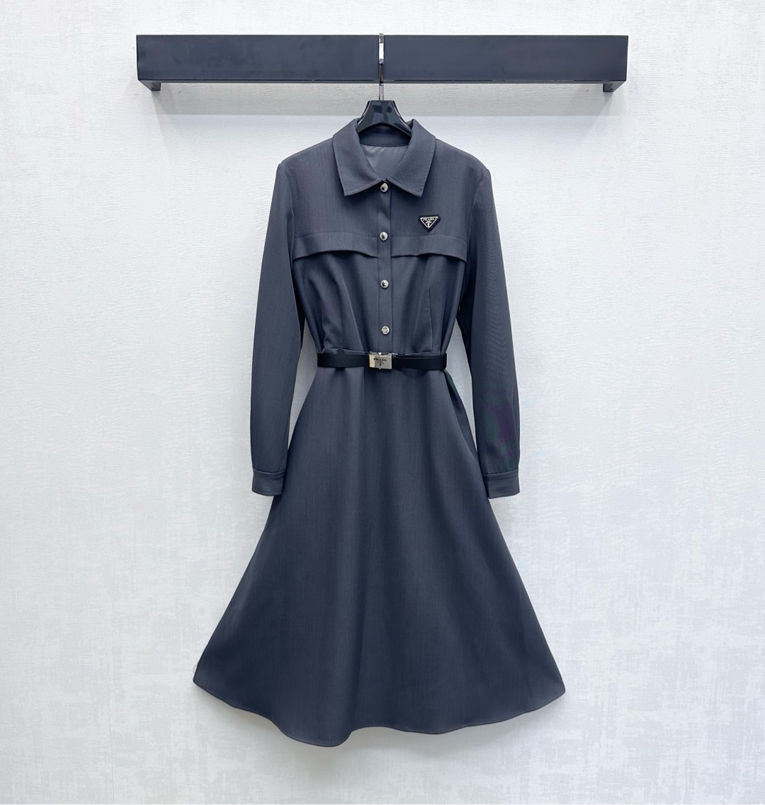 NO:653183,Prad*2025 new arrivals, lapel belt shirt dress, customized YB imported cotton material, crisp, comfortable and stylish, using half- placket buttons to adjust and match the layered contour design on the chest to add layering to the look, emblazoned with the iconic triangle logo on the chest to highlight the brand's tone, snap-button belt to outline the body shape with umbrella skirt treatment, creating elegant line proportions, development of surface accessories, lapel long-sleeved dress tailoring, high-end style, high version 2 colors, prada, skirts, alexander  wang19860909Prad*2025新品上架翻领腰带衬衣裙定制YB进口棉纶材质 挺括舒适有型 沿用半开襟纽扣调节配合胸前分层轮廓设计 增添造型层次感 胸前点缀标志性三角徽标装饰 彰显品牌调性 按扣腰带勾勒身形搭配伞状裙摆处理 打造优雅线条比例 面辅料开发 翻领长袖连衣裙剪裁 穿搭高级气质  高版本2色,,prada,skirts,alexander wang,Women's clothing