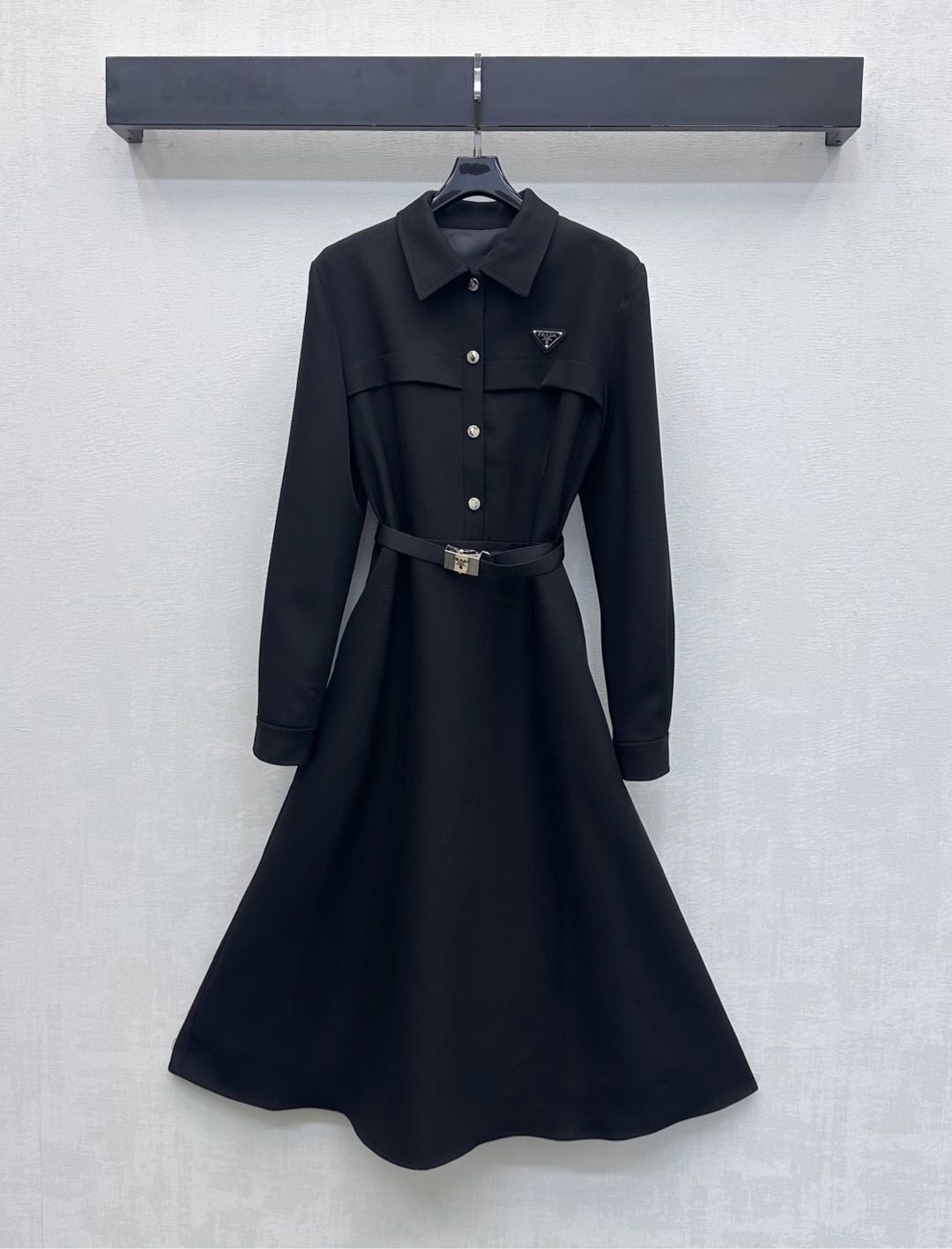 NO:653171,Prad*2025 new arrivals, lapel belt shirt dress, customized YB imported cotton material, crisp, comfortable and stylish, using half- placket buttons to adjust and match the layered contour design on the chest to add layering to the look, emblazoned with the iconic triangle logo on the chest to highlight the brand's tone, snap-button belt to outline the body shape with umbrella skirt treatment, creating elegant line proportions, development of surface accessories, lapel long-sleeved dress tailoring, high-end style, high version 2 colors, prada, skirts, alexander  wang19860909Prad*2025新品上架翻领腰带衬衣裙定制YB进口棉纶材质 挺括舒适有型 沿用半开襟纽扣调节配合胸前分层轮廓设计 增添造型层次感 胸前点缀标志性三角徽标装饰 彰显品牌调性 按扣腰带勾勒身形搭配伞状裙摆处理 打造优雅线条比例 面辅料开发 翻领长袖连衣裙剪裁 穿搭高级气质  高版本2色,,prada,skirts,alexander wang,Women's clothing