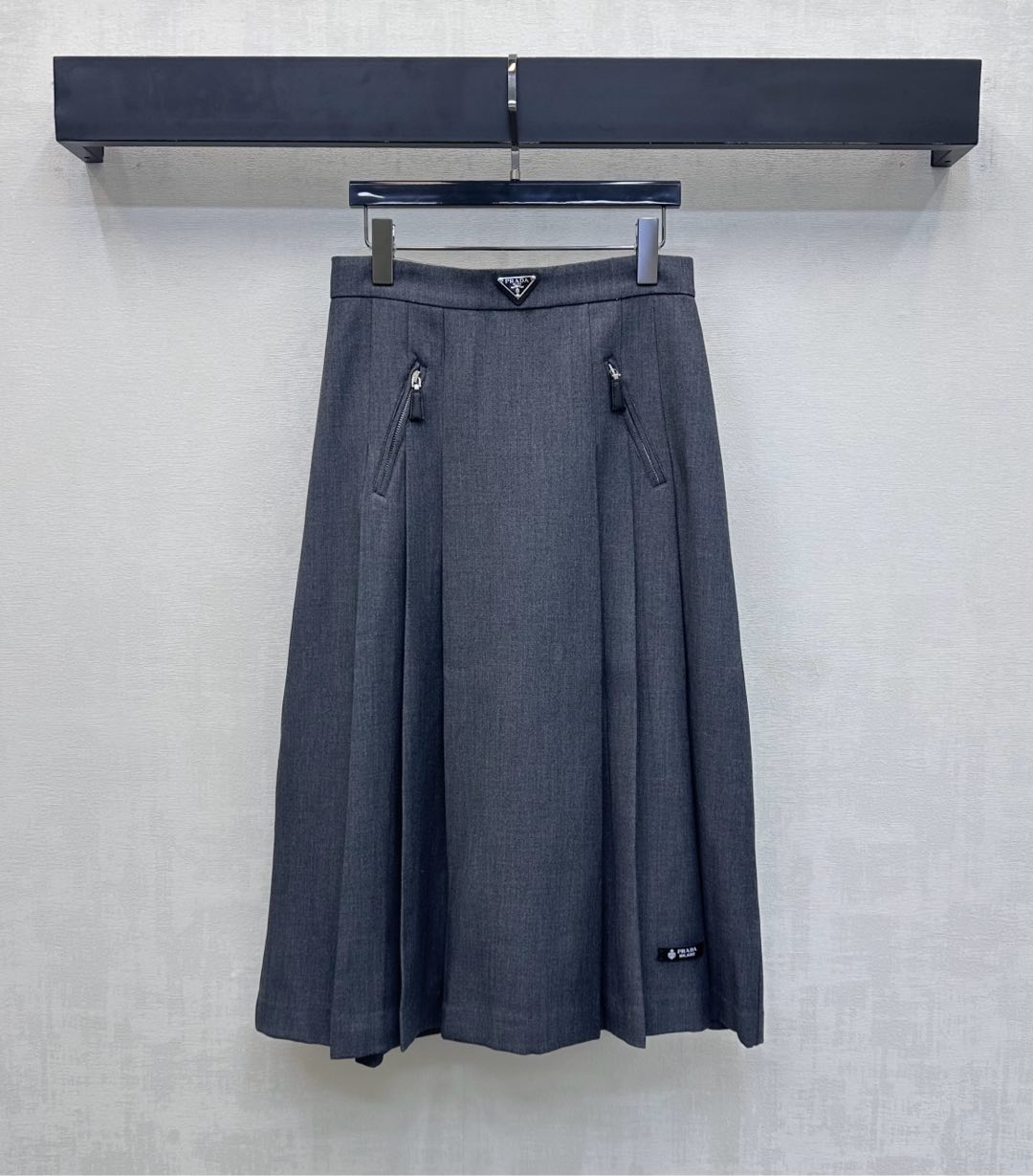 NO:653156,Prad*2025 new product launch logo mid-length pleated skirt, custom made of YB imported twill cotton material, crisp, comfortable and stylish, neatly pleated micro-A silhouette cut, with symmetrical leather label zipper pocket decoration, adding layering to the look. The waist is embellished with the iconic triangle logo design, echoing the letter leather label on the hem, highlighting the brand tone. Surface and accessories development, high-waisted pleated skirt style tailoring, full of college age look.  High version 2 colors,,prada,skirts,alexander wang19860909Prad*2025新品上架徽标中长百褶半裙定制YB进口斜纹棉材质 挺括舒适有型 利落压褶微A廓形裁剪 配合对称皮标拉链插兜口袋装饰 增添造型层次感 腰间点缀标志性三角徽标设计 呼应裙摆字母皮标 彰显品牌调性 面辅料开发 高腰百褶半裙版型剪裁 穿搭学院减龄感十足  高版本2色,,prada,skirts,alexander wang,Women's clothing