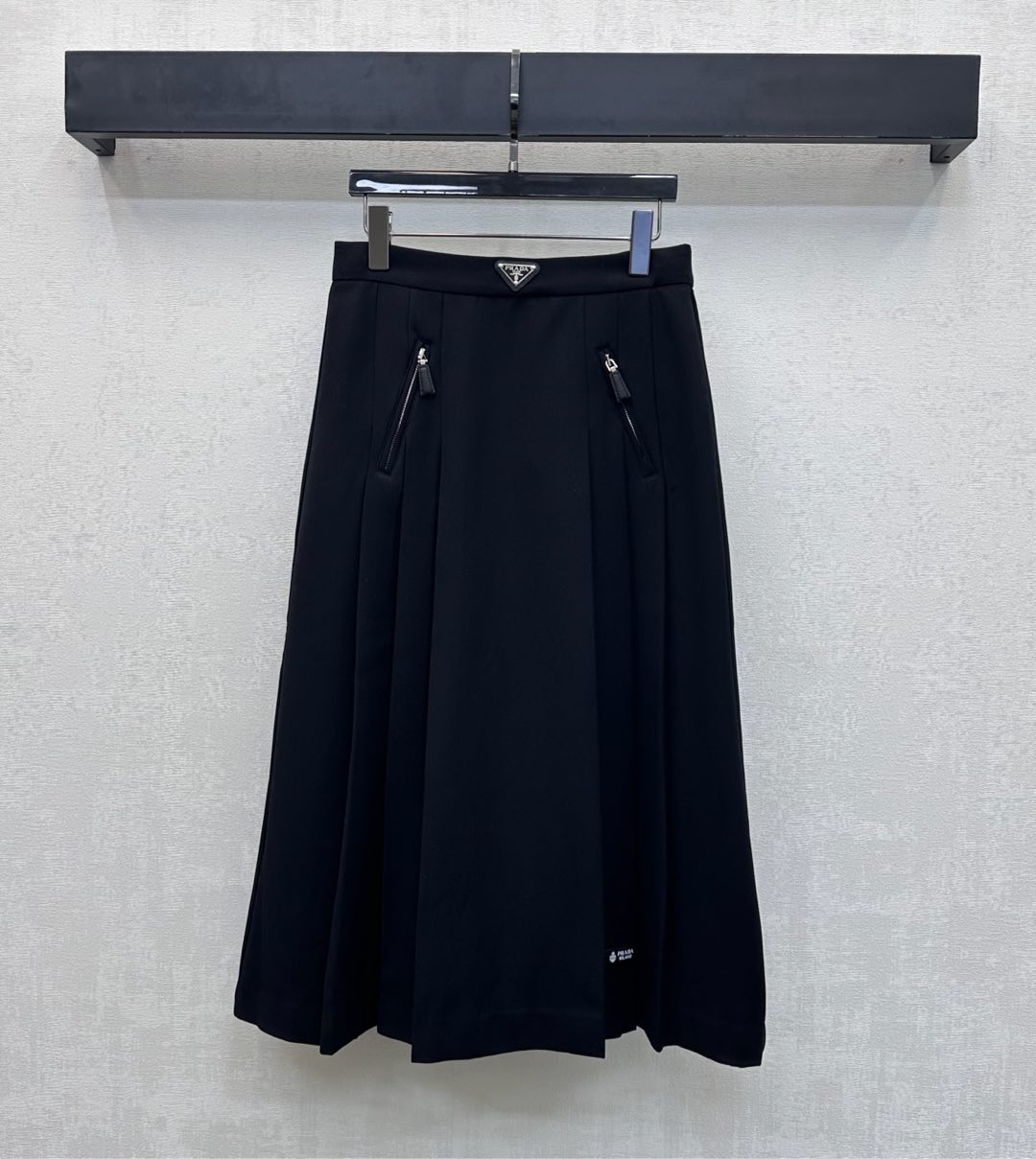 NO:653205,Prad*2025 new product launch logo mid-length pleated skirt, custom made of YB imported twill cotton material, crisp, comfortable and stylish, neatly pleated micro-A silhouette cut, with symmetrical leather label zipper pocket decoration, adding layering to the look. The waist is embellished with the iconic triangle logo design, echoing the letter leather label on the hem, highlighting the brand tone. Surface and accessories development, high-waisted pleated skirt style tailoring, full of college age look.  High version 2 colors,,prada,skirts,alexander wang19860909Prad*2025新品上架徽标中长百褶半裙定制YB进口斜纹棉材质 挺括舒适有型 利落压褶微A廓形裁剪 配合对称皮标拉链插兜口袋装饰 增添造型层次感 腰间点缀标志性三角徽标设计 呼应裙摆字母皮标 彰显品牌调性 面辅料开发 高腰百褶半裙版型剪裁 穿搭学院减龄感十足  高版本2色,,prada,skirts,alexander wang,Women's clothing