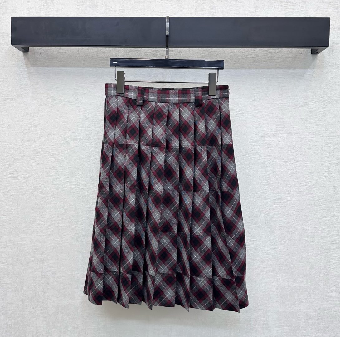 NO:653176,Miumi*2025 new products are on the shelves. Plaid pleated skirt is made of YB imported twill cotton. It is soft, comfortable and skin-friendly. Neatly pleated tailoring with a micro-A profile design accommodates the waist, hip and thigh lines and adds layering to the look. The classic rhombus pattern elements are all over the body to highlight the brand tone. Surface accessories development. High-waisted pleated skirt style tailoring. Wear college age to reduce age. Intimate and moderate length. Reveal slim waist and calf. Casually match the length of boots to be fashionable and fashionable.  High version,,miumiu,boots,skirts,alexander wang19860909Miumi*2025新品上架格纹百褶半裙定制YB进口斜纹棉材质 柔软舒适亲肤 利落压褶裁剪配合微A廓形设计 包容腰胯和大腿线条 增添造型层次感 通体满铺经典菱格纹元素 彰显品牌调性 面辅料开发 高腰百褶半裙版型剪裁 穿搭学院减龄 贴心适中长度 露出纤腰小腿 随意搭配靴子长度时髦洋气 高版本,,miumiu,boots,skirts,alexander wang,Women's clothing