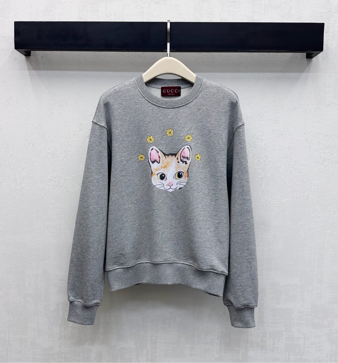 NO:653198,Gucc*2025 new product launch round neck cartoon kitten sweatshirt customized YB imported virgin cotton material, not easy to deform and pill after long-term washing, full of texture, printing process is used to outline the flower logo and kitten pattern on the front of the chest to highlight the brand tone, development of surface accessories, pullover round neck sweatshirt tailoring, casual and casual wear, relaxed and fashionable, high version, gucci, hoodie, sweatshirts, alexander wang19860909Gucc*2025新品上架圆领卡通小猫卫衣定制YB进口原生全棉材质 久洗不易变形起球 质感十足 胸前沿用印花工艺勾勒花朵徽标与小猫图案 彰显品牌调性 面辅料开发 套头圆领卫衣剪裁 随意搭配穿搭松弛时髦 高版本,,gucci,hoodie,sweatshirts,alexander wang,Women's clothing