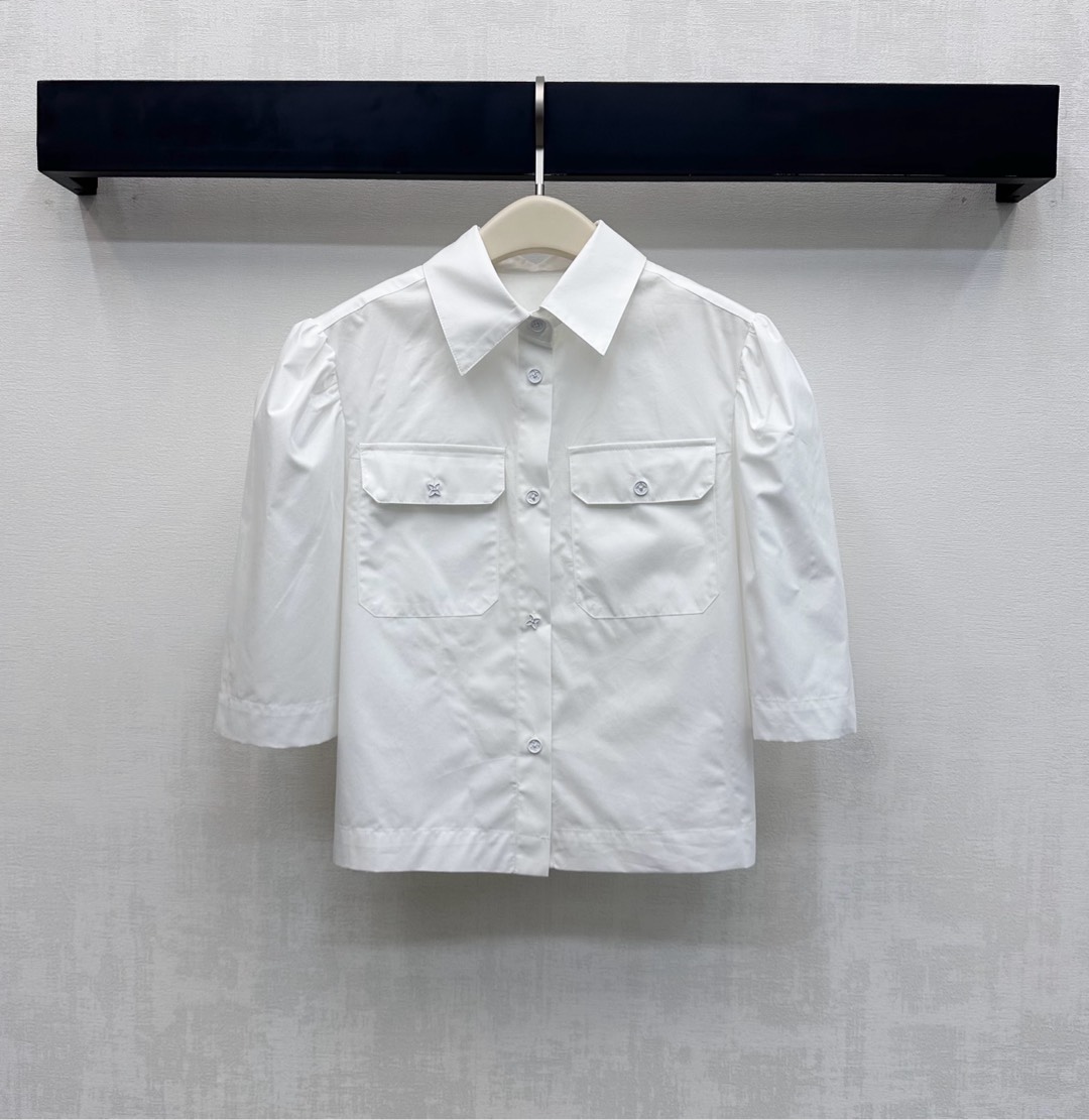 NO:653172,Louis Vuitto*2025 new arrivals silhouette short-sleeved button-down shirt made of YB imported twill cotton material. Breathable, comfortable and stylish. Different styles of four-leaf clover imprinted buttons are used to adjust the design to highlight the brand's tone. Symmetrical flap pockets on the chest with puffed mid-sleeve cutting design add layering to the look. Development of surface accessories. Cutting of lapel short-sleeved cardigan shirt to create a casual and relaxed literary style. Meet various needs for commuting and dating. Dress more youthfully and playfully.  high version,,loro piana,shirts,T-shirt,alexander wang19860909Louis Vuitto*2025新品上架廓形短袖襟扣衬衫定制YB进口斜纹全棉材质 透气舒适有型 沿用不同样式四叶草印刻纽扣调节设计 彰显品牌调性 胸前对称翻盖口袋配合泡泡中袖裁剪设计 增添造型层次感 面辅料开发 翻领短袖开襟衬衣剪裁 打造休闲松弛感满分的文艺风 满足通勤约会多种需求 穿搭更显减龄俏皮 高版本,,loro piana,shirts,T-shirt,alexander wang,Women's clothing