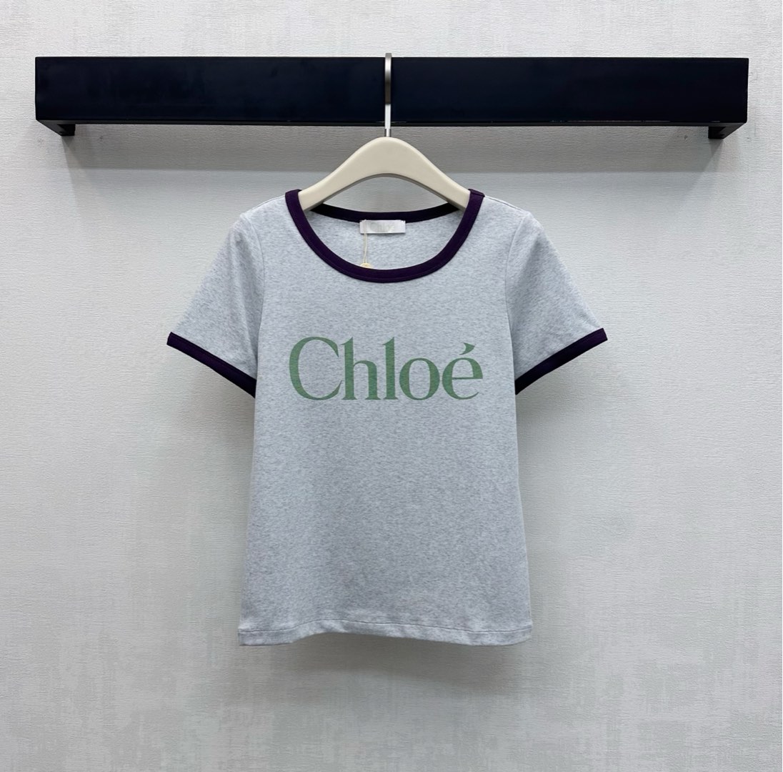 NO:653186,Chole*2025 new products are on the shelves with customized YB imported cotton material with contrasting letter logo. Soft, comfortable and breathable. The collar and cuffs are designed with contrasting threaded edges to add layering to the look. The light gray body is combined with the printed elements on the chest to outline the brand letter logo decoration. Highlight the brand tone. Development of surface accessories. Round neck short-sleeved T-shirt pattern tailoring. It is fashionable when worn alone or layered. High version, T-shirt, tees, t-shirt, alexander wang19860909Chole*2025新品上架撞色字母徽标定制YB进口全棉材质 柔软舒适透气 领口袖口均以撞色螺纹包边设计 增添造型层次感 大身浅灰配合胸前印花元素勾勒出品牌字母徽标装饰 彰显品牌调性 面辅料开发 圆领短袖T恤版型剪裁 单穿叠穿出彩时髦  高版本,,T-shirt,tees，t-shirt,alexander wang,Women's clothing