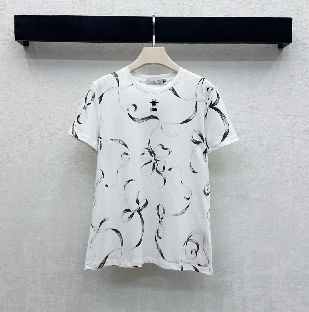 NO:654475,Dio*2025 new products are on the shelves. Customized YB imported cotton material with bow ribbon printing. Breathable and comfortable, full of texture. The whole body is printed with ribbons combined into a bow pattern to add layering to the look. The iconic embroidered CD bee logo is decorated in the center of the neckline to highlight the brand tone. Development of surface accessories. Conventional short-sleeved T-shirt style tailoring. It is fashionable to wear alone and layered. High version 2 colors, dior, T-shirt, tees, t-shirt, alexander wang19860909Dio*2025新品上架蝴蝶结丝带印花定制YB进口全棉材质 透气舒适 质感十足 通体满印丝带组合成蝴蝶结图案 增添造型层次感 领口居中点缀标志性刺绣CD蜜蜂徽标装饰 彰显品牌调性 面辅料开发 常规短袖T恤版型剪裁 单穿叠穿出彩时髦  高版本2色,,dior,T-shirt,tees，t-shirt,alexander wang,Women's clothing