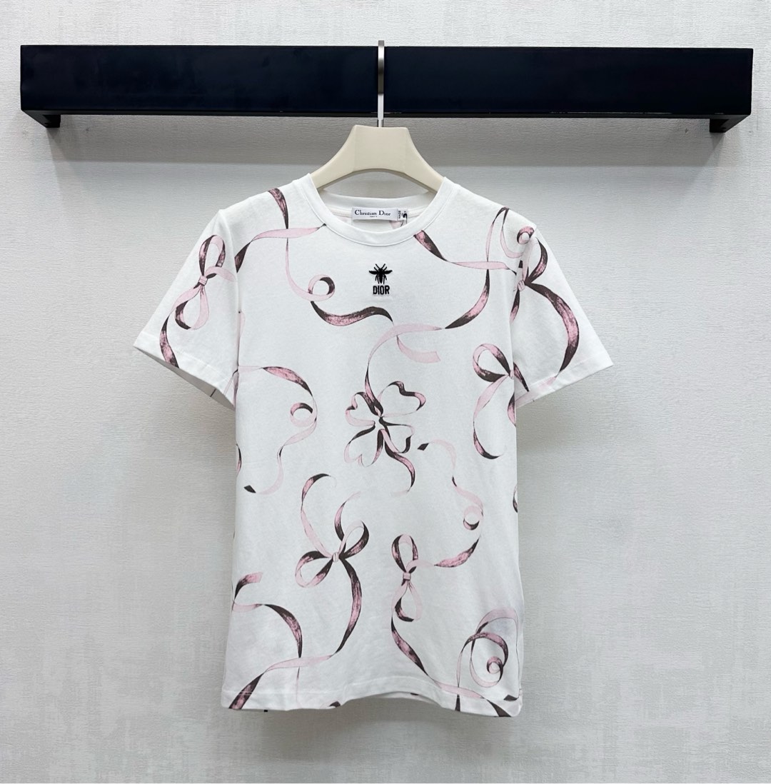 NO:654482,Dio*2025 new products are on the shelves. Customized YB imported cotton material with bow ribbon printing. Breathable and comfortable, full of texture. The whole body is printed with ribbons combined into a bow pattern to add layering to the look. The iconic embroidered CD bee logo is decorated in the center of the neckline to highlight the brand tone. Development of surface accessories. Conventional short-sleeved T-shirt style tailoring. It is fashionable to wear alone and layered. High version 2 colors, dior, T-shirt, tees, t-shirt, alexander wang19860909Dio*2025新品上架蝴蝶结丝带印花定制YB进口全棉材质 透气舒适 质感十足 通体满印丝带组合成蝴蝶结图案 增添造型层次感 领口居中点缀标志性刺绣CD蜜蜂徽标装饰 彰显品牌调性 面辅料开发 常规短袖T恤版型剪裁 单穿叠穿出彩时髦  高版本2色,,dior,T-shirt,tees，t-shirt,alexander wang,Women's clothing
