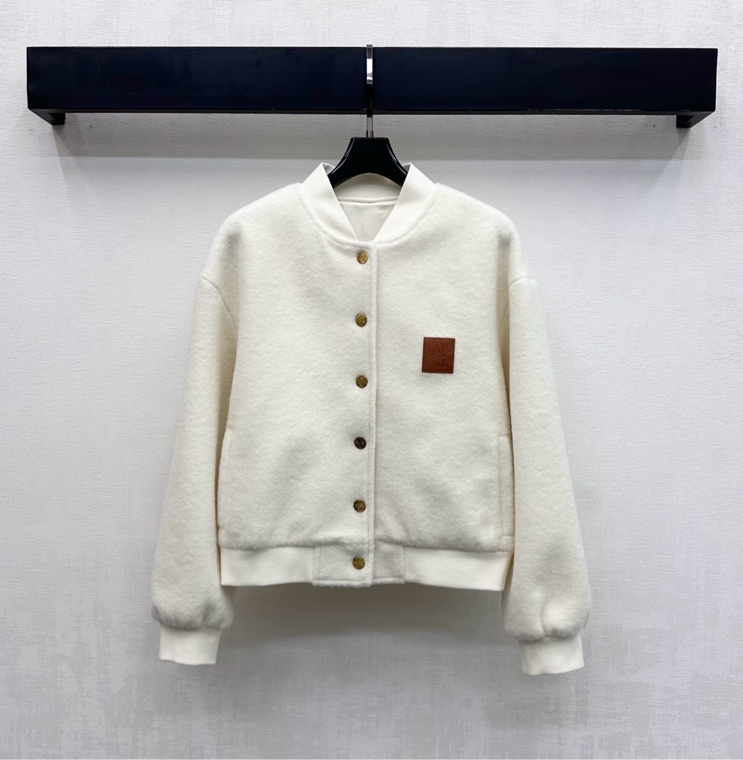 NO:654506,Loew*2025 new products are on the shelves. The short-pile leather jacket jacket is made of YB imported wool material. The short-pile texture is obvious. The collar, cuffs and hem are edged with elastic threads to add a sense of layering. The chest is embellished with the iconic imprinted totem leather label to highlight the brand tone. The development of surface accessories. Snap-button jacket style tailoring. Casual and high-end fashion. High version 2 colors,,loewe,jackets & coats,jackets & coats,alexander wang19860909Loew*2025新品上架短绒皮标夹克外套定制YB进口毛呢材质 短绒毛感明显 领口袖口衣摆沿用弹力螺纹包边处理 增添造型层次感 胸前点缀标志性印刻图腾皮标装饰 彰显品牌调性 面辅料开发 按扣夹克外套版型剪裁 随意外搭高级时髦 高版本2色,,loewe,jackets & coats,jackets & coats,alexander wang,Women's clothing