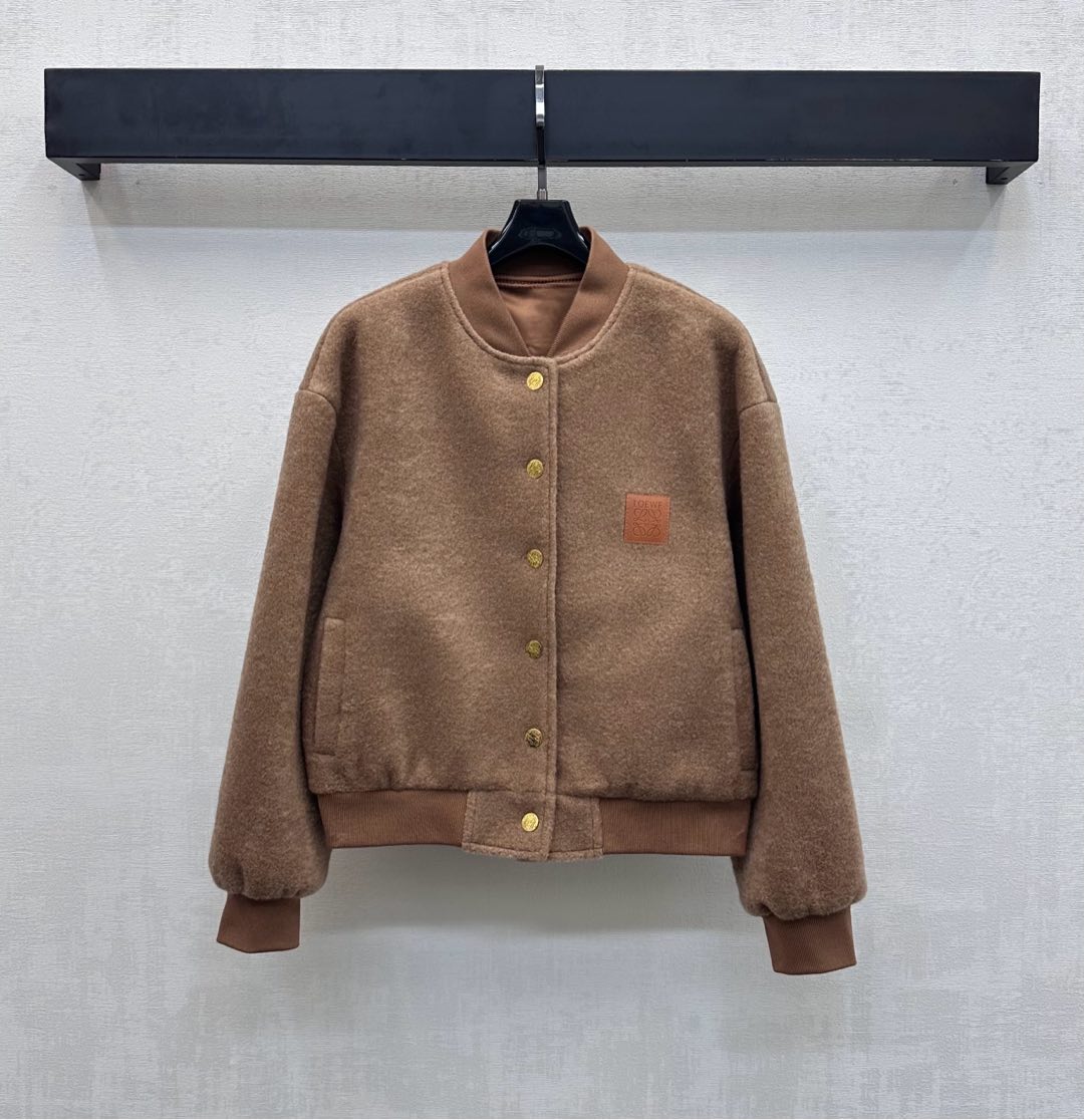 NO:654518,Loew*2025 new products are on the shelves. The short-pile leather jacket jacket is made of YB imported wool material. The short-pile texture is obvious. The collar, cuffs and hem are edged with elastic threads to add a sense of layering. The chest is embellished with the iconic imprinted totem leather label to highlight the brand tone. The development of surface accessories. Snap-button jacket style tailoring. Casual and high-end fashion. High version 2 colors,,loewe,jackets & coats,jackets & coats,alexander wang19860909Loew*2025新品上架短绒皮标夹克外套定制YB进口毛呢材质 短绒毛感明显 领口袖口衣摆沿用弹力螺纹包边处理 增添造型层次感 胸前点缀标志性印刻图腾皮标装饰 彰显品牌调性 面辅料开发 按扣夹克外套版型剪裁 随意外搭高级时髦 高版本2色,,loewe,jackets & coats,jackets & coats,alexander wang,Women's clothing