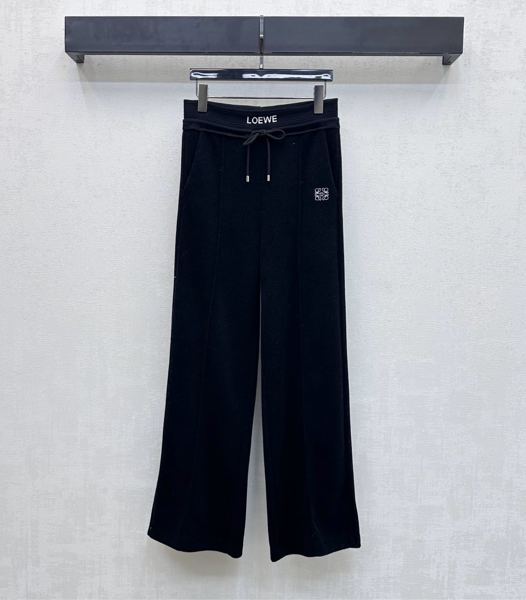 NO:654488,Loew*2025 new products are on the shelves. Brushed webbing straight trousers are made of imported YB blended wool. The lining is brushed with short velvet. They are warm, comfortable and stylish. The elastic webbing and drawstring adjustment design are used around the waist to add layering to the look. The iconic letter logo embellishment echoes the embroidered logo on the waist and hip to highlight the brand tone. Development of surface accessories. High-waisted wide-leg trousers cut in a casual style.  High version 2 colors,,loewe,alexander wang19860909Loew*2025新品上架磨绒织带直筒长裤定制YB进口混纺羊毛材质 内里短绒磨毛处理 保暖舒适有型 腰间沿用弹力织带与抽绳调节设计 增添造型层次感 标志性字母徽标点缀之上呼应腰胯图腾刺绣标识 彰显品牌调性 面辅料开发 高腰阔腿长裤版型剪裁 随意搭配穿搭高级时髦  高版本2色,,loewe,alexander wang,Women's clothing