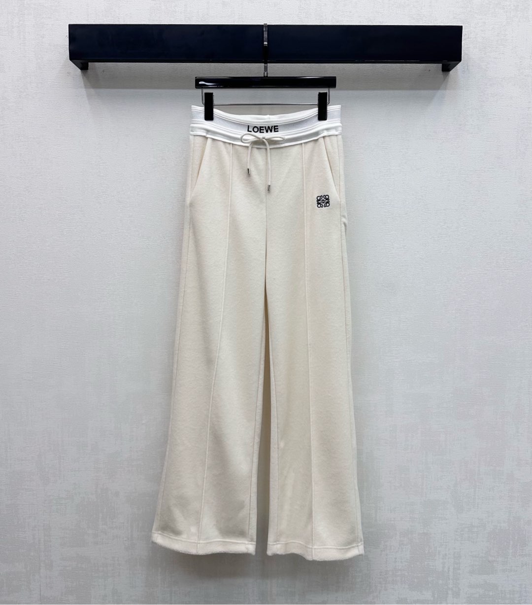 NO:654496,Loew*2025 new products are on the shelves. Brushed webbing straight trousers are made of imported YB blended wool. The lining is brushed with short velvet. They are warm, comfortable and stylish. The elastic webbing and drawstring adjustment design are used around the waist to add layering to the look. The iconic letter logo embellishment echoes the embroidered logo on the waist and hip to highlight the brand tone. Development of surface accessories. High-waisted wide-leg trousers cut in a casual style.  High version 2 colors,,loewe,alexander wang19860909Loew*2025新品上架磨绒织带直筒长裤定制YB进口混纺羊毛材质 内里短绒磨毛处理 保暖舒适有型 腰间沿用弹力织带与抽绳调节设计 增添造型层次感 标志性字母徽标点缀之上呼应腰胯图腾刺绣标识 彰显品牌调性 面辅料开发 高腰阔腿长裤版型剪裁 随意搭配穿搭高级时髦  高版本2色,,loewe,alexander wang,Women's clothing