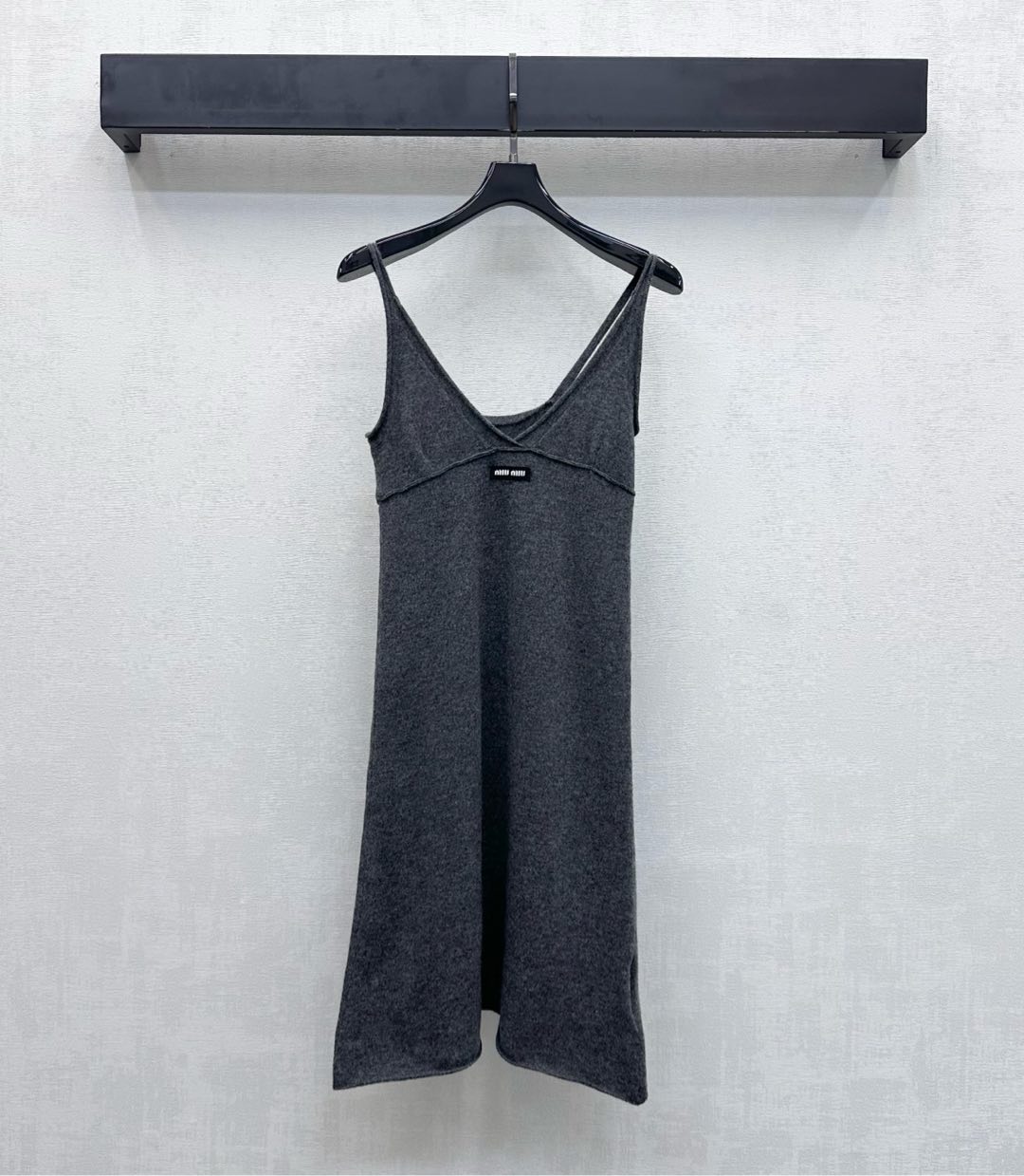 NO:656027,Miumi*2025 new arrivals suspender knitted dress made of custom YB imported cashmere material. Skin-friendly and comfortable. Contour line split design on the chest to add layering to the look. Easy to wear with beautiful curves and good proportions. Logo letter logo decoration in the center to highlight the brand tone. Surface accessories development. Deep V thin suspender dress tailoring. High-end and sexy wear. High version,,miumiu,skirts,alexander wang19860909Miumi*2025新品上架吊带针织连衣裙定制YB进口羊绒材质 亲肤舒适 胸前饰以轮廓线分割设计 增添造型层次感 轻松穿出优美曲线好比例 居中点缀标志字母徽标装饰 彰显品牌调性 面辅料开发 深V细吊带连衣裙剪裁 穿搭高级性感 高版本,,miumiu,skirts,alexander wang,Women's clothing