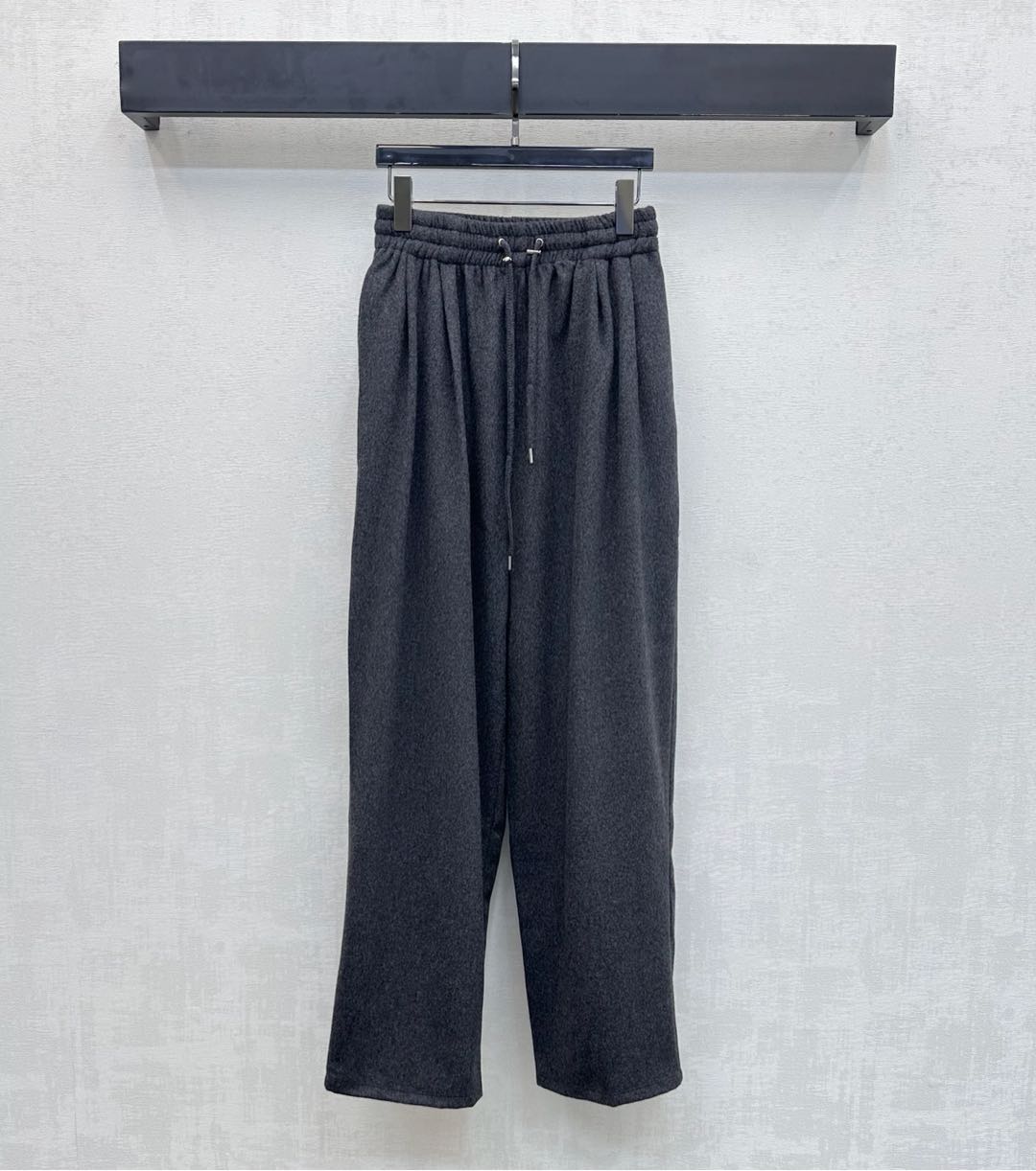 NO:656023,Prad*2025 new arrivals, wool drawstring straight trousers, customized YB imported cashmere material, draped, skin-friendly and comfortable, decorated with elastic waist drawstring adjustment and hip pleat contour cutting design, adding layering to the look, easy to wear with good proportions of long legs, logo triangle logo decoration on the back waist to highlight the brand tone, surface accessories development, high waist drawstring straight trousers cut, casual and fashionable, high version, prada, alexander wang19860909Prad*2025新品上架羊毛抽绳直筒长裤定制YB进口羊绒材质 垂顺亲肤舒适 饰以松紧腰抽绳调节配合臀胯褶皱轮廓裁剪设计 增添造型层次感 轻松穿出长腿好比例 后腰点缀标志三角徽标装饰 彰显品牌调性 面辅料开发 高腰抽绳直筒长裤剪裁 随意搭配穿搭出彩时髦 高版本,,prada,alexander wang,Women's clothing