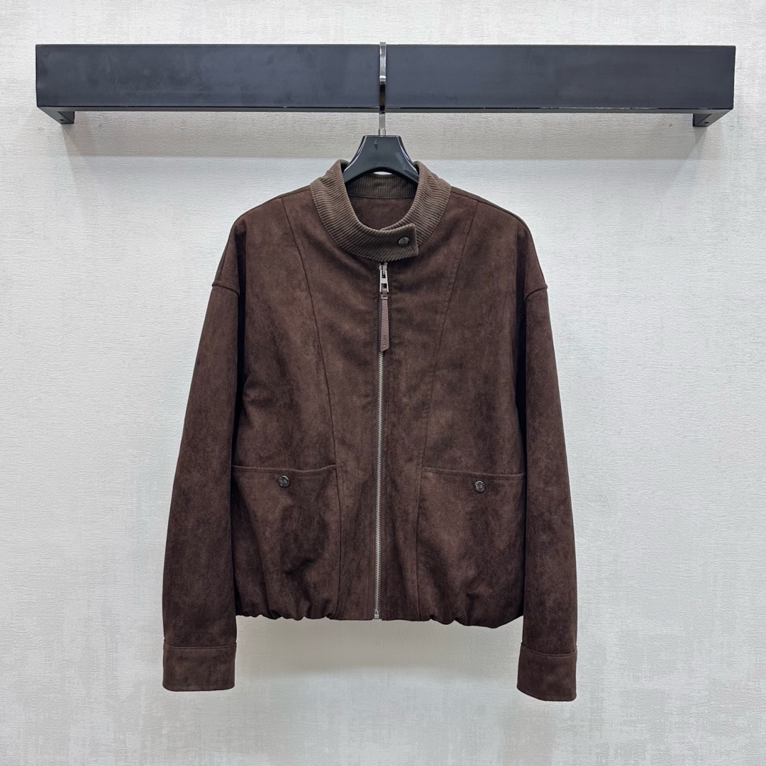 NO:653218,Loew*2025 new products are on the shelves. Suede jackets are made of YB imported suede material. The texture is obvious. The neckline is made of corduroy splicing and the stand-up collar snap button adjustment design adds layering to the look. The back collar is decorated with iconic letter leather labels to highlight the brand tone. Surface accessories development. Stand-up collar zipper jacket tailoring. Casual and fashionable. Maillard color matching suitable for various occasions. High version, loewe,jackets & coats,jackets &  coats, chamois leather, alexander wang19860909Loew*2025新品上架麂皮绒夹克外套定制YB进口麂皮绒材质 肌理明显 领口沿用灯芯绒拼接立领按扣调节设计 增添造型层次感 后领点缀标志性字母皮标装饰 彰显品牌调性 面辅料开发 立领拉链夹克外套剪裁 随意穿搭时髦洋气 美拉德配色适配多种场合 高版本,,loewe,jackets & coats,jackets & coats,chamois leather,alexander wang,Women's clothing