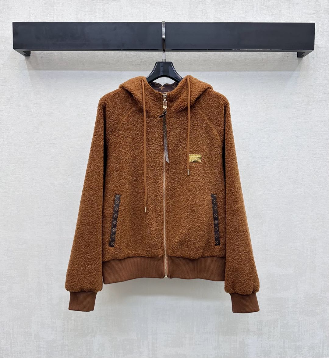 NO:653206,Louis Vuitto*2025 new products are on sale. Teddy hooded zipper jacket is made of YB imported Teddy lamb wool. It is draped, stylish and full of texture. The drawstring zipper is adjusted with the threaded elastic band and is designed to be easy to put on and take off. The whole body plush texture is decorated with pocket printing and leather buckles to add layering to the look. The chest is embellished with the iconic letter engraved metal logo. It echoes the brown four-leaf clover letter printing element on the lining to highlight the brand tone. Development of surface accessories  The hooded zipper jacket is cut in a casual style, stylish and relaxed. High version, Louis Vuitton, jackets & coats, hats, alexander wang19860909Louis Vuitto*2025新品上架泰迪连帽拉链外套定制YB进口泰迪羊羔毛材质 垂顺有型 质感十足 沿用包边螺纹松紧带调节抽绳拉链设计穿脱方便通体毛绒肌理配合口袋印花与皮扣装饰 增添造型层次感 胸前点缀标志性字母刻印金属徽标 呼应内衬棕色系四叶草字母印花元素 彰显品牌调性 面辅料开发 连帽拉链外套版型剪裁 随意外搭时髦松弛 高版本,,louis vuitton,jackets & coats,hats,alexander wang,Women's clothing