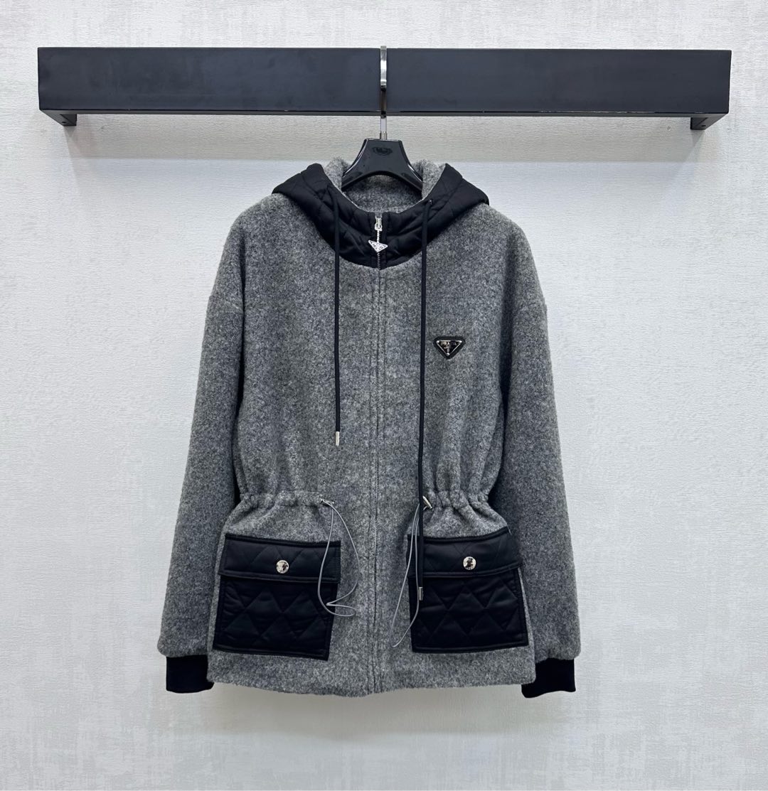 NO:653245,Prad*2025 new products are on the shelves. The hooded spliced woolen jacket is made of custom YB imported blended woolen material. It is crisp and stylish. The hood collar mouth and flap pockets are processed with spliced nylon lattice to add a sense of layering to the shape and form a double fabric collision effect. The iconic triangle logo decoration is embellished on the chest to highlight the brand tone. The loose silhouette version is combined with the drawstring at the waist to outline the curves. The development of surface accessories. The hooded zipper jacket is cut in a casual and fashionable style.  High version 2 colors,,prada,jackets & coats,hats,alexander wang19860909Prad*2025新品上架连帽拼接毛呢外套定制YB进口混纺羊毛呢材质 挺括有型 帽领袖口与翻盖口袋处沿用拼接尼龙压格处理 增添造型层次感 形成双重面料碰撞效果 胸前点缀标志性三角徽标装饰 彰显品牌调性 宽松廓形版型配合腰间抽绳勾勒曲线 面辅料开发 连帽拉链外套版型剪裁 随意外搭出彩时髦   高版本2色,,prada,jackets & coats,hats,alexander wang,Women's clothing