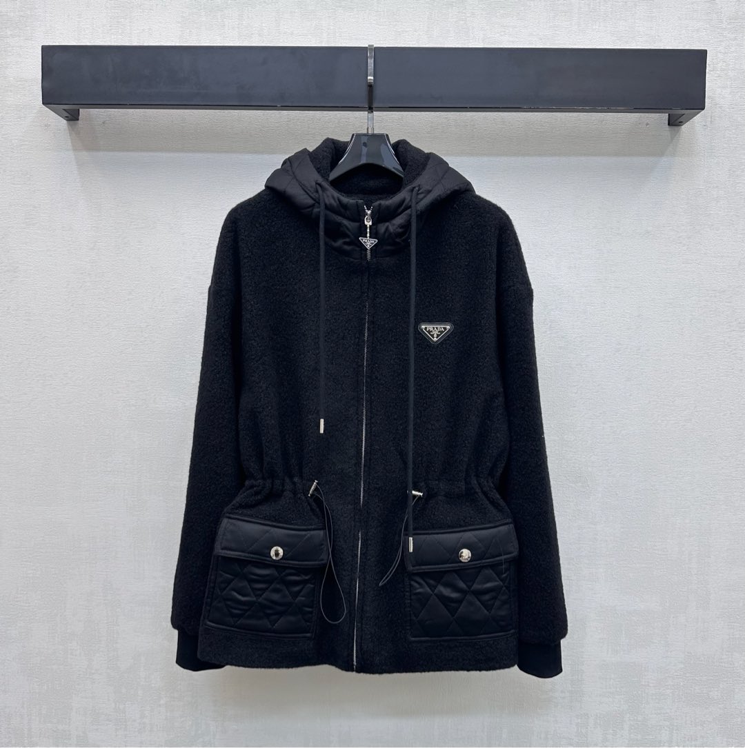 NO:653231,Prad*2025 new products are on the shelves. The hooded spliced woolen jacket is made of custom YB imported blended woolen material. It is crisp and stylish. The hood collar mouth and flap pockets are processed with spliced nylon lattice to add a sense of layering to the shape and form a double fabric collision effect. The iconic triangle logo decoration is embellished on the chest to highlight the brand tone. The loose silhouette version is combined with the drawstring at the waist to outline the curves. The development of surface accessories. The hooded zipper jacket is cut in a casual and fashionable style.  High version 2 colors,,prada,jackets & coats,hats,alexander wang19860909Prad*2025新品上架连帽拼接毛呢外套定制YB进口混纺羊毛呢材质 挺括有型 帽领袖口与翻盖口袋处沿用拼接尼龙压格处理 增添造型层次感 形成双重面料碰撞效果 胸前点缀标志性三角徽标装饰 彰显品牌调性 宽松廓形版型配合腰间抽绳勾勒曲线 面辅料开发 连帽拉链外套版型剪裁 随意外搭出彩时髦   高版本2色,,prada,jackets & coats,hats,alexander wang,Women's clothing