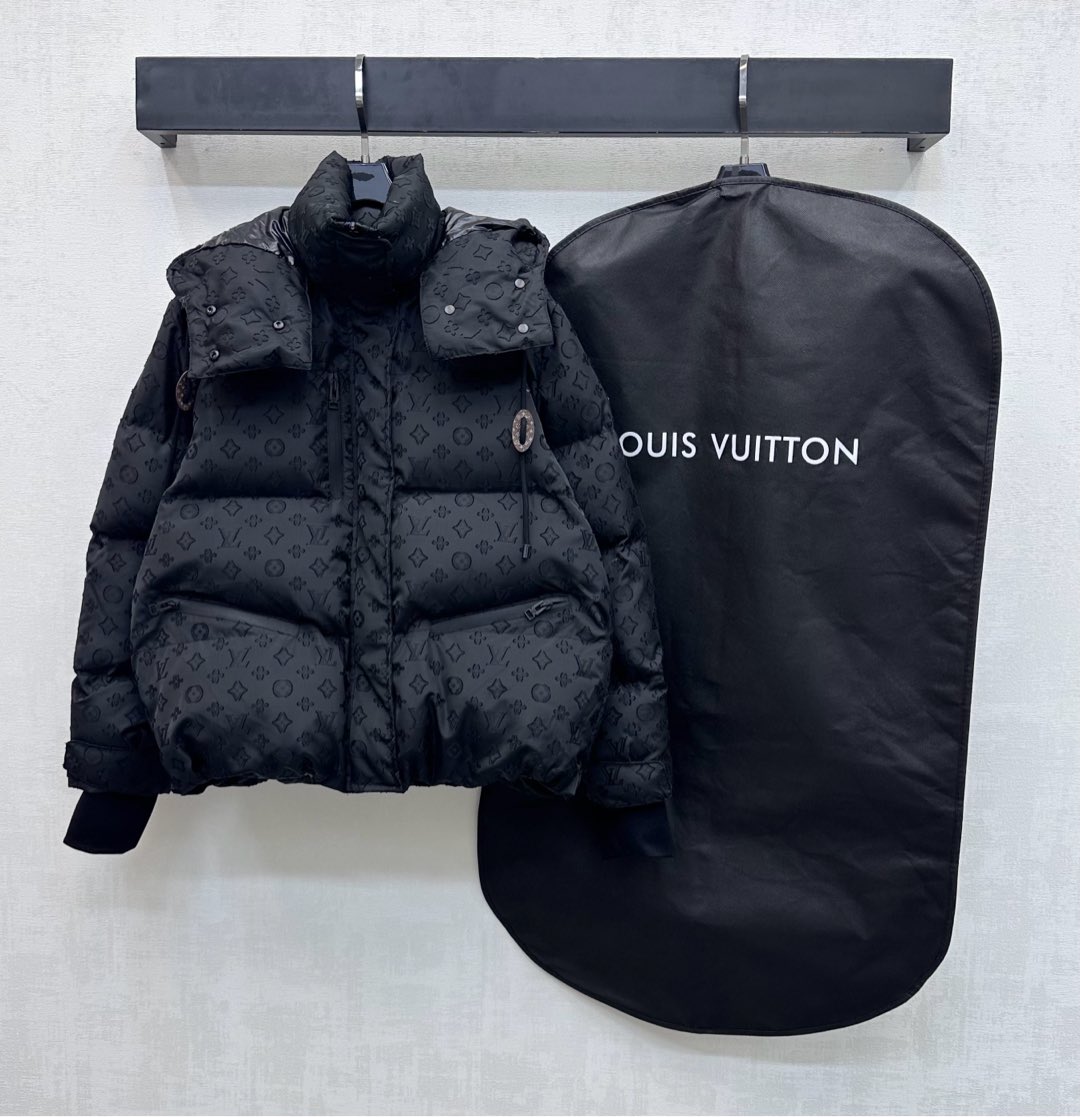 NO:653193,Comes with dust bag Louis Vuitto* 2025 new arrivals Detachable hooded jacquard down jacket Customized YB imported jacquard nylon material Filled with down cotton The whole piece is light and warm All-over rectangular embossing with detachable zipper hooded stand-up collar two-wear design adds a sense of layering to the look The iconic four-leaf clover letter jacquard logo is all over the brand tonality Symmetrical zipper pockets Leather buckle drawstring adjustment Processed with elastic thread tightening  Both fashionable and warm. Development of fabric accessories. Hooded zipper jacket style tailoring. The first choice for fashionable wear in autumn and winter. Comes with dust bag packaging. High version 2 colors, Louis Vuitton, jackets & coats, down jacket, hats, alexander wang19860909配防尘袋Louis Vuitto*2025新品上架拆卸连帽提花羽绒服定制YB进口提花尼龙材质 内里羽绒棉填充 整件轻盈保暖 通体长方格压纹配合可拆卸拉链连帽立领两穿设计 增添造型层次感 满铺标志性四叶草字母提花徽标 彰显品牌调性 对称拉链口袋皮扣抽绳调节处理 搭配弹力螺纹收紧 兼具时尚感和保暖效果 面辅料开发 连帽拉链外套版型剪裁 秋冬时髦穿搭首选 配防尘袋包装 高版本2色,,louis vuitton,jackets & coats,down jacket,hats,alexander wang,Women's clothing