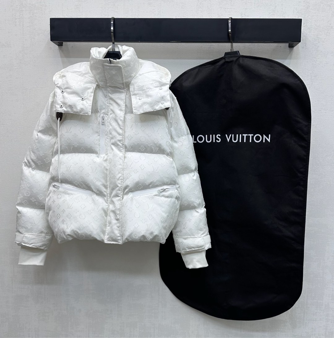 NO:653182,Comes with dust bag Louis Vuitto* 2025 new arrivals Detachable hooded jacquard down jacket Customized YB imported jacquard nylon material Filled with down cotton The whole piece is light and warm All-over rectangular embossing with detachable zipper hooded stand-up collar two-wear design adds a sense of layering to the look The iconic four-leaf clover letter jacquard logo is all over the brand tonality Symmetrical zipper pockets Leather buckle drawstring adjustment Processed with elastic thread tightening  Both fashionable and warm. Development of fabric accessories. Hooded zipper jacket style tailoring. The first choice for fashionable wear in autumn and winter. Comes with dust bag packaging. High version 2 colors, Louis Vuitton, jackets & coats, down jacket, hats, alexander wang19860909配防尘袋Louis Vuitto*2025新品上架拆卸连帽提花羽绒服定制YB进口提花尼龙材质 内里羽绒棉填充 整件轻盈保暖 通体长方格压纹配合可拆卸拉链连帽立领两穿设计 增添造型层次感 满铺标志性四叶草字母提花徽标 彰显品牌调性 对称拉链口袋皮扣抽绳调节处理 搭配弹力螺纹收紧 兼具时尚感和保暖效果 面辅料开发 连帽拉链外套版型剪裁 秋冬时髦穿搭首选 配防尘袋包装 高版本2色,,louis vuitton,jackets & coats,down jacket,hats,alexander wang,Women's clothing