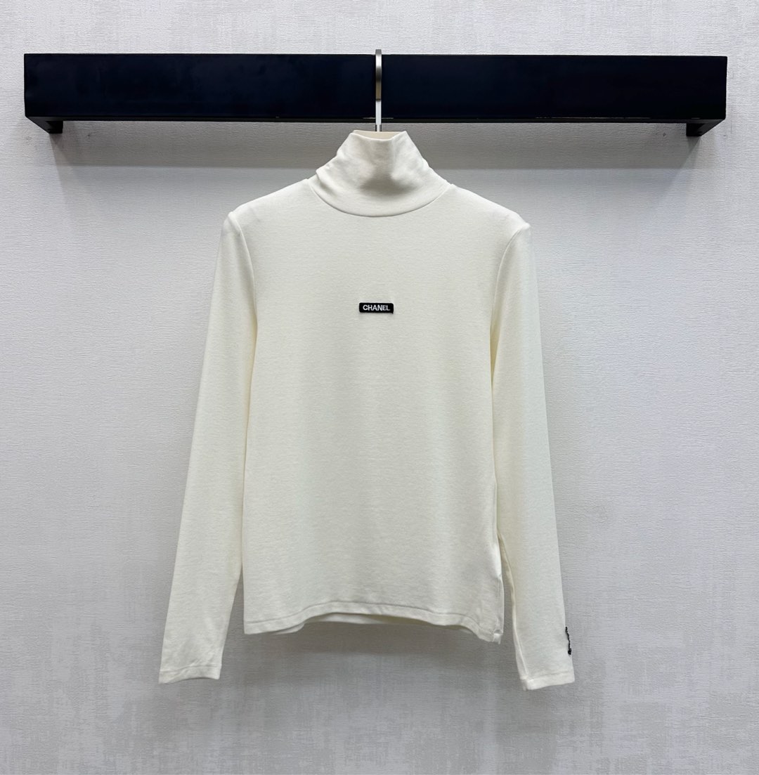 NO:653273,Chane*2025 new arrivals, high-neck logo bottoming shirt customized with YB imported cotton material. Soft, elastic and comfortable. Vertical pit strips all over the body visually make the texture slimmer and more obvious. Adding layering to the look. Iconic letter embroidered logo on the chest echoes the cuff details design. Highlights the brand tone. Development of surface accessories. High-neck long-sleeved bottoming shirt tailoring. Wear alone and layered to show high-end temperament. High version 3 colors 36 38 40,,chanel,alexander wang19860909Chane*2025新品上架高领徽标打底衫定制YB进口棉纶材质 柔软弹力舒适 通体竖坑条肌理视觉更为显瘦明显 增添造型层次感 胸前点缀标志性字母刺绣徽标呼应袖口细节设计 彰显品牌调性 面辅料开发 高领长袖打底衫剪裁 单穿叠穿尽显高级气质 高版本3色36 38 40,,chanel,alexander wang,Women's clothing