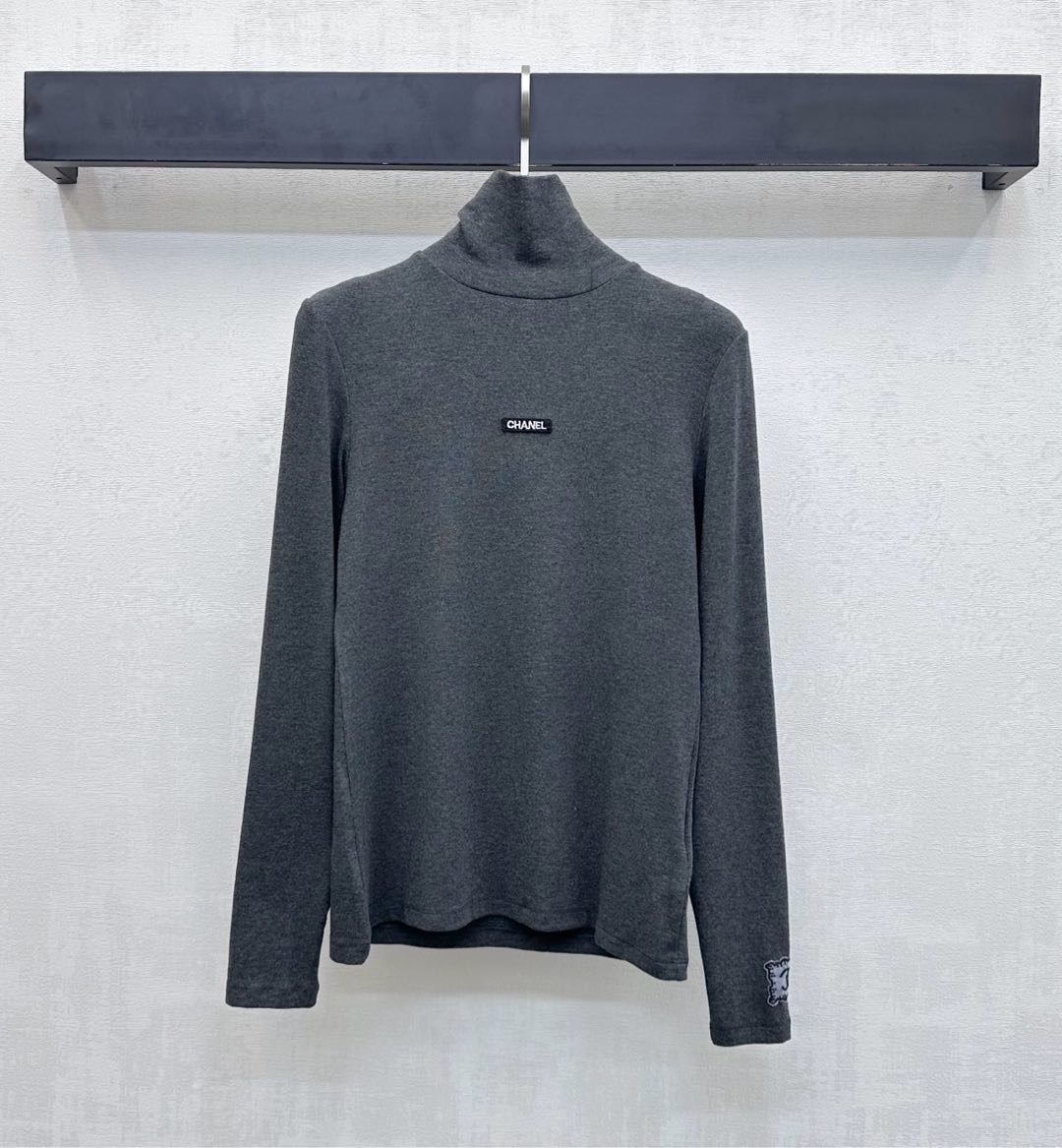 NO:653258,Chane*2025 new arrivals, high-neck logo bottoming shirt customized with YB imported cotton material. Soft, elastic and comfortable. Vertical pit strips all over the body visually make the texture slimmer and more obvious. Adding layering to the look. Iconic letter embroidered logo on the chest echoes the cuff details design. Highlights the brand tone. Development of surface accessories. High-neck long-sleeved bottoming shirt tailoring. Wear alone and layered to show high-end temperament. High version 3 colors 36 38 40,,chanel,alexander wang19860909Chane*2025新品上架高领徽标打底衫定制YB进口棉纶材质 柔软弹力舒适 通体竖坑条肌理视觉更为显瘦明显 增添造型层次感 胸前点缀标志性字母刺绣徽标呼应袖口细节设计 彰显品牌调性 面辅料开发 高领长袖打底衫剪裁 单穿叠穿尽显高级气质 高版本3色36 38 40,,chanel,alexander wang,Women's clothing