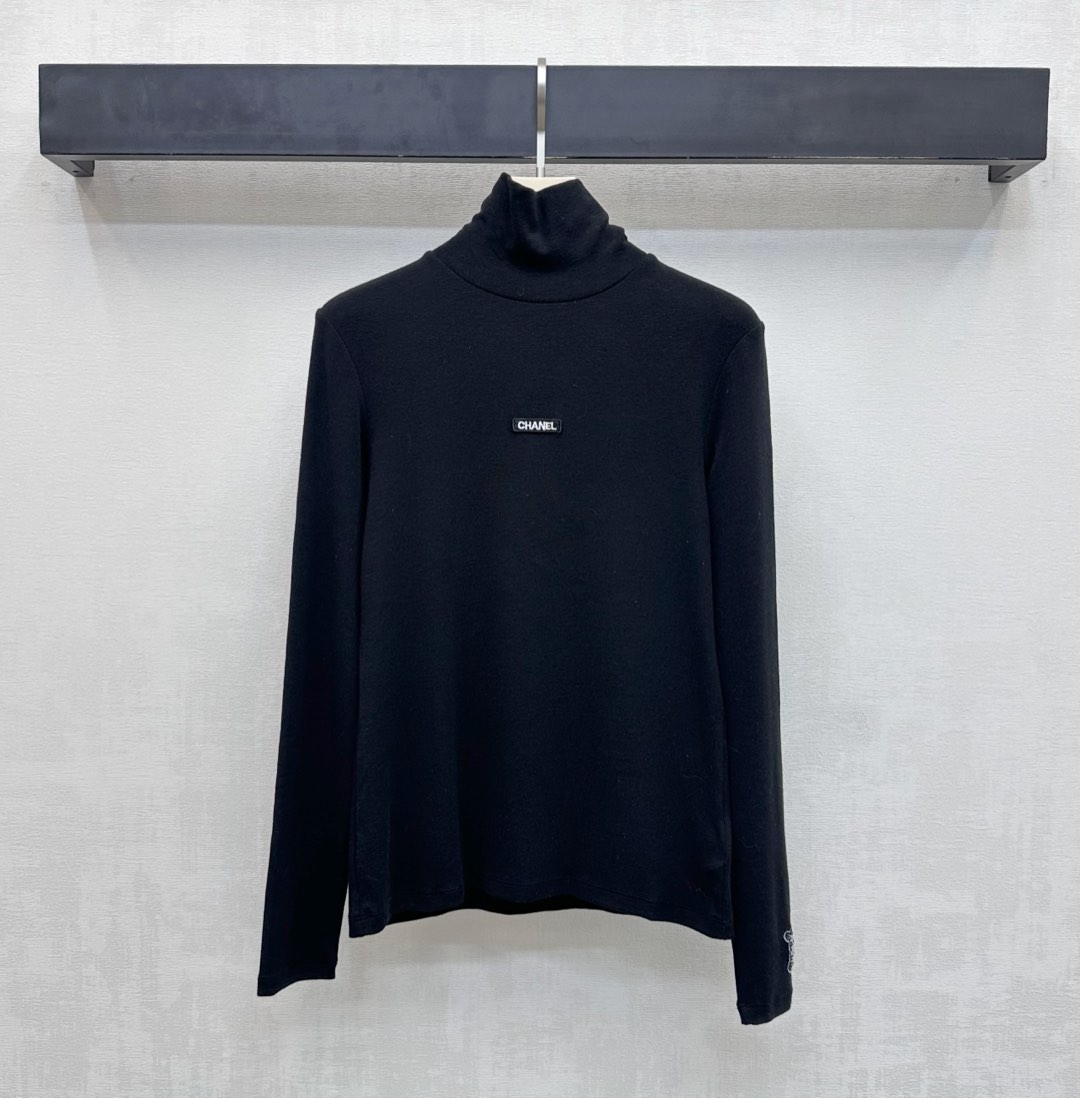 NO:653219,Chane*2025 new arrivals, high-neck logo bottoming shirt customized with YB imported cotton material. Soft, elastic and comfortable. Vertical pit strips all over the body visually make the texture slimmer and more obvious. Adding layering to the look. Iconic letter embroidered logo on the chest echoes the cuff details design. Highlights the brand tone. Development of surface accessories. High-neck long-sleeved bottoming shirt tailoring. Wear alone and layered to show high-end temperament. High version 3 colors 36 38 40,,chanel,alexander wang19860909Chane*2025新品上架高领徽标打底衫定制YB进口棉纶材质 柔软弹力舒适 通体竖坑条肌理视觉更为显瘦明显 增添造型层次感 胸前点缀标志性字母刺绣徽标呼应袖口细节设计 彰显品牌调性 面辅料开发 高领长袖打底衫剪裁 单穿叠穿尽显高级气质 高版本3色36 38 40,,chanel,alexander wang,Women's clothing