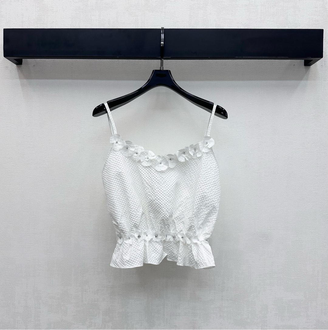 NO:655298,Chane*2025 New Products Camellia Temperament Suspender Customized YB Imported Cotton Silk Material Skin-Friendly and Breathable Concave-Concave Texture with Double C Dark Pattern Elements Highlights the Brand Tonality Three-dimensional Rhinestone Camellia Design Decorated on the Neck and Waist Adds Layering to the Style Surface Accessories Development Slim Shoulder Suspender Top Tailoring Easily outlines the waist for a good proportion Hot and fashionable upper body High version 36 38 40,,chanel,alexander wang19860909Chane*2025新品上架山茶花气质吊带定制YB进口棉绸材质 亲肤透气 通体凹凸肌理感配合双C暗纹元素 彰显品牌调性 领口腰间饰以立体水钻山茶花设计 增添造型层次感 面辅料开发 细肩吊带上衣剪裁 轻松勾勒腰身穿出好比例 上身热辣时髦  高版本36 38 40,,chanel,alexander wang,Women's clothing