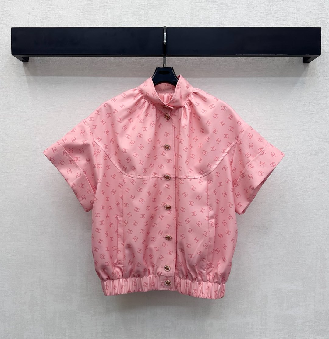 NO:655308,Chane*2025 new products are on the shelves. The stand-up collar printed short-sleeved jacket is made of YB imported cotton silk. It is breathable and comfortable. The whole-body reactive printing process presents the double-C logo element printed all over. It is decorated with the placket stripe rhinestone letter round buckle to highlight the brand tone. The fold-over cuffs are matched with the hem elastic thread tightening design to add layering to the look. The development of surface accessories. The stand-up collar short-sleeved jacket tailoring. Casual matching and age-reducing fun. High version 36 38 40,,chanel,jackets  & coats,T-shirt,alexander wang19860909Chane*2025新品上架立领印花短袖外套定制YB进口棉绸材质 透气舒适 通体活性印花工艺呈现满印双C徽标元素 配合开襟条纹水钻字母圆扣调节装饰 彰显品牌调性 翻折袖口搭配下摆弹力螺纹收紧设计 增添造型层次感 面辅料开发 立领短袖外套剪裁 随意搭配穿搭减龄俏皮 高版本36 38 40,,chanel,jackets & coats,T-shirt,alexander wang,Women's clothing