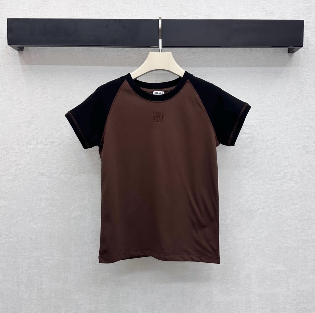 NO:654498,Loew*2025 new products are on the shelves. Customized raglans with contrasting logos are made of YB imported cotton. Breathable and comfortable, soft and skin-friendly. The collar and cuffs are designed with contrasting raglans to add layering to the look. The chest is decorated with embroidery techniques to outline the iconic totem embroidery logo decoration to highlight the brand tone. Development of surface accessories. Round neck slim-fitting short-sleeved T-shirt tailoring. Wear alone and layered to reduce age and sweetness.  High version 2 colors, loewe, T-shirt, tees, t-shirt, alexander wang19860909Loew*2025新品上架插肩撞色徽标定制YB进口全棉材质 透气舒适 柔软亲肤 领口袖口沿用拼接撞色插肩设计 增添造型层次感 胸前饰以刺绣工艺勾勒出标志性图腾刺绣徽标装饰 彰显品牌调性 面辅料开发 圆领修身短袖T恤剪裁 单穿叠穿减龄甜美 高版本2色,,loewe,T-shirt,tees，t-shirt,alexander wang,Women's clothing