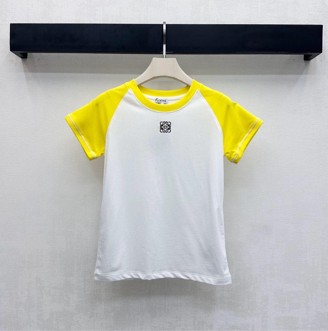 NO:654542,Loew*2025 new products are on the shelves. Customized raglans with contrasting logos are made of YB imported cotton. Breathable and comfortable, soft and skin-friendly. The collar and cuffs are designed with contrasting raglans to add layering to the look. The chest is decorated with embroidery techniques to outline the iconic totem embroidery logo decoration to highlight the brand tone. Development of surface accessories. Round neck slim-fitting short-sleeved T-shirt tailoring. Wear alone and layered to reduce age and sweetness.  High version 2 colors, loewe, T-shirt, tees, t-shirt, alexander wang19860909Loew*2025新品上架插肩撞色徽标定制YB进口全棉材质 透气舒适 柔软亲肤 领口袖口沿用拼接撞色插肩设计 增添造型层次感 胸前饰以刺绣工艺勾勒出标志性图腾刺绣徽标装饰 彰显品牌调性 面辅料开发 圆领修身短袖T恤剪裁 单穿叠穿减龄甜美 高版本2色,,loewe,T-shirt,tees，t-shirt,alexander wang,Women's clothing