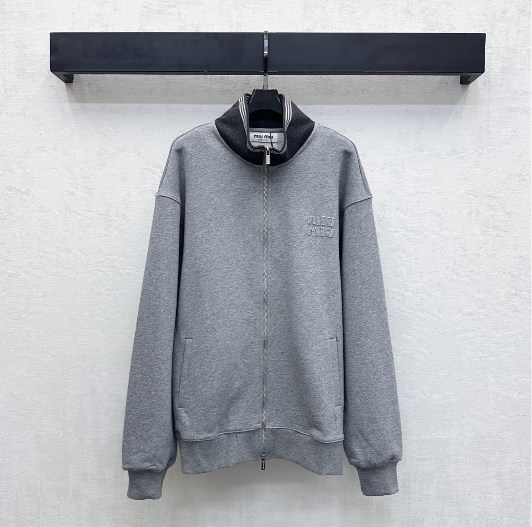 NO:655285,Miumi*2025 new arrivals, woven collar splicing jacket, custom-made YB imported twill cotton material, breathable, comfortable and stylish, zipper adjustment design, matched with contrasting striped webbing splicing on the collar, adding layering to the look, emblazoned with iconic letter embroidered logo on the chest, highlighting the brand tone, development of fabric accessories, stand-up collar zipper jacket tailoring, both men and women can control the fashion trend, high version,,miumiu,jackets & coats,jackets &  coats,alexander wang19860909Miumi*2025新品上架织带领拼接外套定制YB进口斜纹全棉材质 透气舒适有型 开襟拉链调节设计 配合领边撞色条纹织带拼接处理 增添造型层次感 胸前点缀标志性字母刺绣徽标装饰 彰显品牌调性 面辅料开发 立领拉链夹克外套剪裁 男女均可驾驭穿搭潮流时髦   高版本,,miumiu,jackets & coats,jackets & coats,alexander wang,Women's clothing