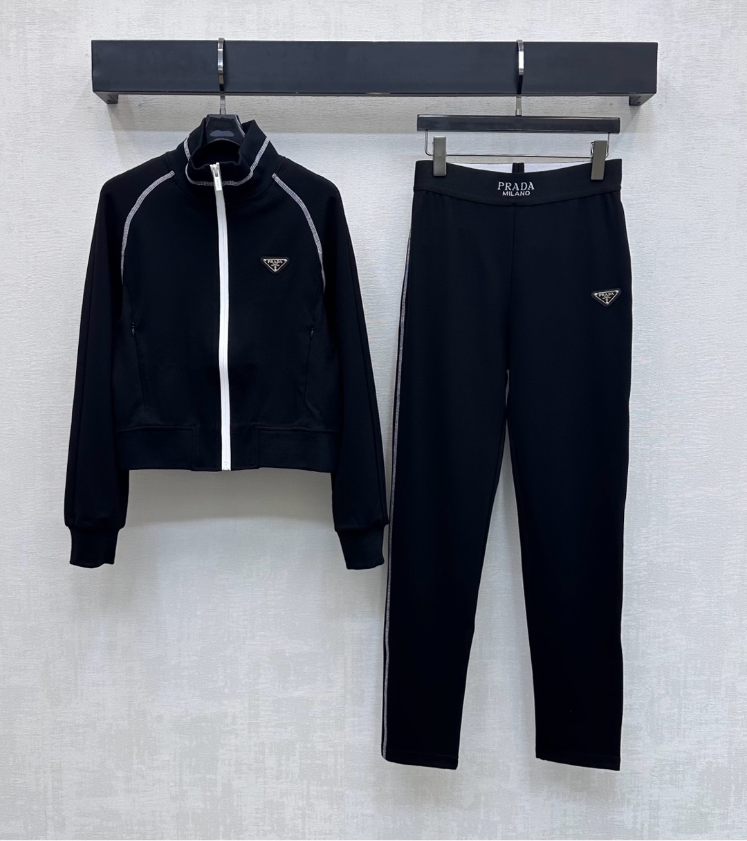 NO:655342,Prad*2025 new products are on the shelves. Raglan contrasting slim fit suit customized with YB imported high elastic material. Breathable and comfortable. Contrast color raglan design along the seam outline to add layering to the look. Decorated with the iconic triangle logo on the chest to highlight the brand tone. Development of surface accessories. Stand-up collar zipper jacket with leggings. Waist letter webbing matches the triangle logo and side seams. Coordinated and unified. Casual and fashionable outfit. High version, prada, jackets & coats, alexander  wang19860909Prad*2025新品上架插肩撞色修身套装定制YB进口高弹力材质 透气舒适 沿用缝线轮廓撞色插肩设计 增添造型层次感 胸前点缀标志性三角徽标装饰 彰显品牌调性 面辅料开发 立领拉链外套搭配打底裤 腰间字母织带配合三角徽标和侧缝线呼应 协调统一 成套穿搭休闲时髦 高版本,,prada,jackets & coats,alexander wang,Women's clothing