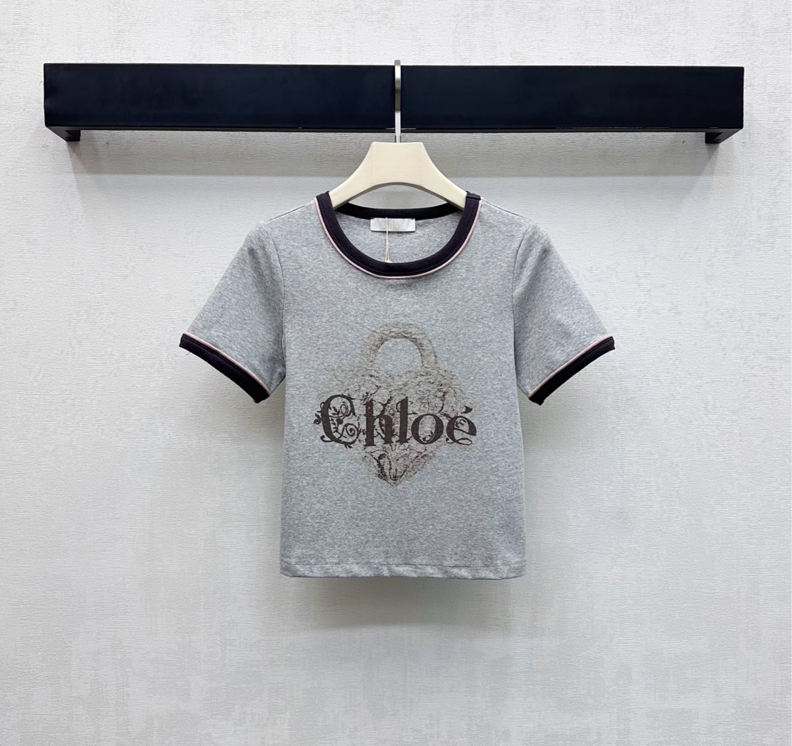 NO:654530,Chole*2025 new products are on the shelves. Customized YB imported cotton material with contrasting letter logo. Breathable and comfortable. The collar and cuffs are still processed with contrasting threaded edges to add layering to the look. The printed elements on the chest outline the iconic letter logo and love lock pattern to highlight the brand tone. Development of surface accessories. Short slim T-shirt tailoring. Wear alone and layered to reduce age and playfulness. High version, tees, t-shirt, alexander wang19860909Chole*2025新品上架字母徽标撞色定制YB进口全棉材质 透气舒适 沿用领口袖口撞色螺纹包边处理 增添造型层次感 胸前印花元素勾勒出标志性字母徽标与爱心锁扣图案 彰显品牌调性 面辅料开发 短款修身T恤剪裁 单穿叠穿减龄俏皮 高版本,,tees，t-shirt,alexander wang,Women's clothing