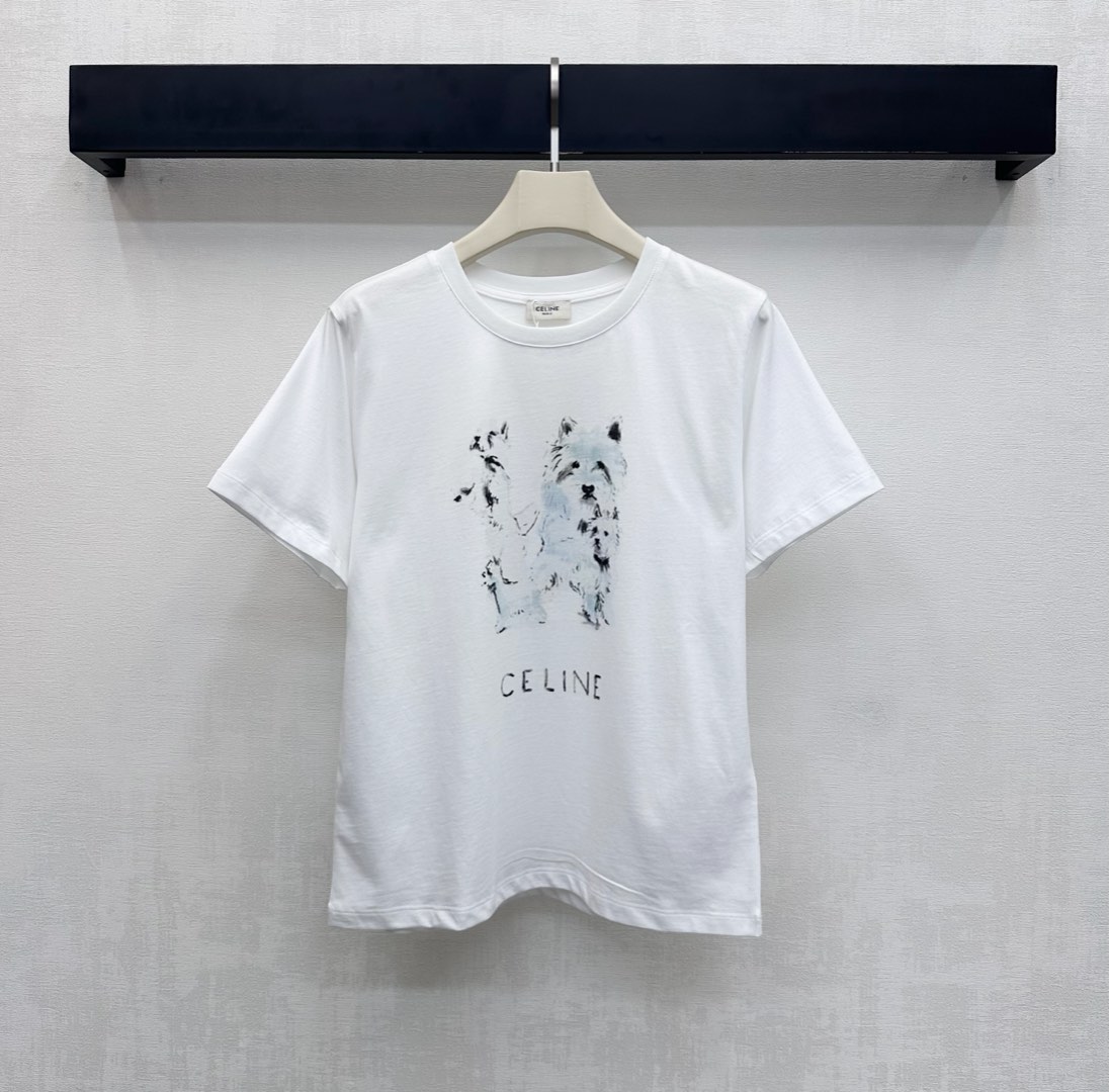 NO:655288,Celin*2025 new products are on the shelves. Hand-painted puppy print round neck. Customized YB imported cotton material. Breathable, comfortable and full of texture. The Schnauzer puppy pattern is made with sketching technology on the front of the chest. Matched with iconic letter elements to highlight the brand tone. Threaded hemming details on the collar edge add a sense of layering. Surface accessories development. Round neck short-sleeved T-shirt tailoring. Fashionable and relaxed when worn alone. High version,,celine,T-shirt,tees,t-shirt,alexander wang19860909Celin*2025新品上架手绘小狗印花圆领定制YB进口全棉材质 透气舒适 质感十足 胸前沿用素描工艺制作雪纳瑞小狗图案 搭配标志性字母元素 彰显品牌调性 领边螺纹包边细节处理 增添造型层次感 面辅料开发 圆领短袖T恤剪裁 单穿内搭时髦松弛   高版本,,celine,T-shirt,tees，t-shirt,alexander wang,Women's clothing