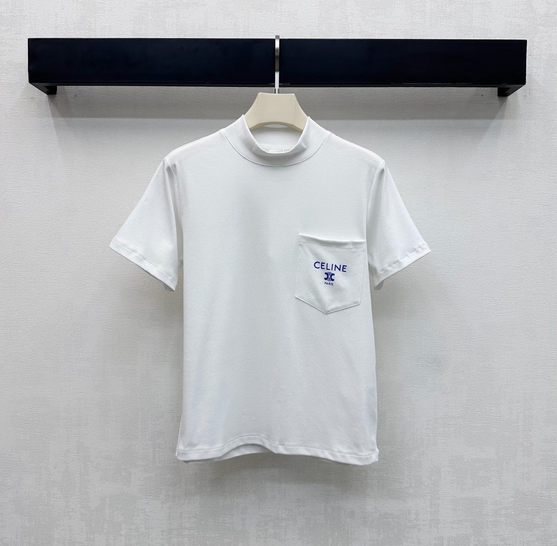 NO:655278,Celin*2025 new products are on the shelves. Stand-up collar pocket printing. Customized YB imported silk material. Breathable, comfortable and full of texture. One-sided pocket decoration on the chest adds layering to the look. Letter logo Arc de Triomphe printing is embellished to highlight the brand tone. Small stand-up collar short-sleeved T-shirt cut. Casual and fashionable to wear alone. High version, celine, T-shirt, tees, t-shirt, alexander wang19860909Celin*2025新品上架立领口袋印花定制YB进口丝绵材质 透气舒适 质感十足 胸口饰以单侧口袋装饰 增添造型层次感 字母徽标凯旋门印花点缀之上 彰显品牌调性 小立领短袖T恤剪裁 单穿内搭休闲时髦 高版本,,celine,T-shirt,tees，t-shirt,alexander wang,Women's clothing