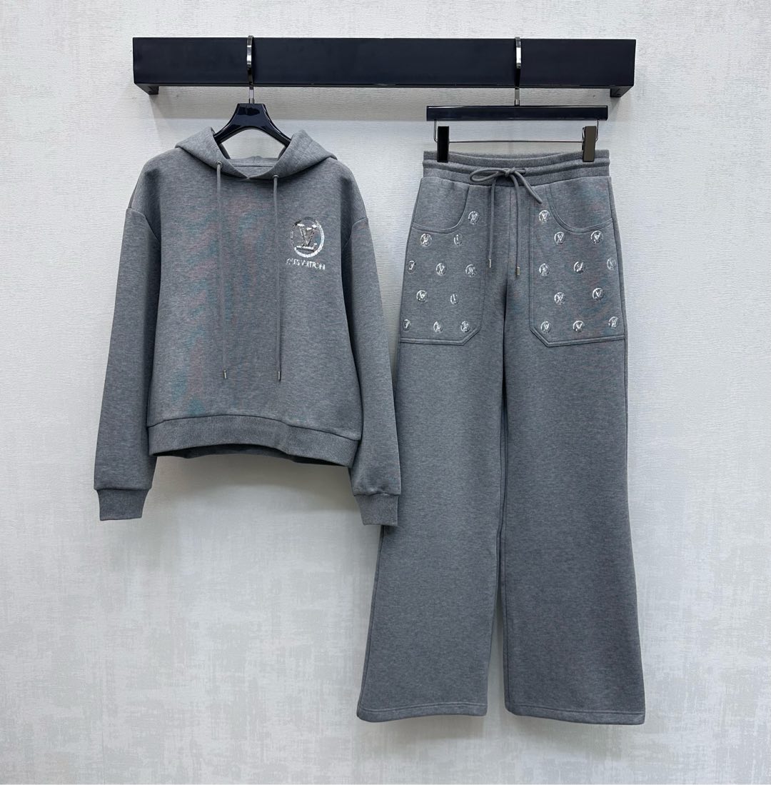 NO:655312,Louis Vuitto*2025 new arrivals hooded sequined logo sweatshirt trousers suit customized with YB imported twill cotton material. Stiff, comfortable and stylish. Drawstring adjustment design on the edge of the hood collar adds layering to the look. Heavy sequins are embellished on the chest to outline the iconic letter logo. Highlight the brand tone. Fabric and accessories development. The hooded pullover sweatshirt is paired with the straight trousers of the same series. The pockets echo the same details, adding fashion charm to the overall look. The complete set is fashionable and stylish.  High version 2 colors,,louis vuitton,hoodie,sweatshirts,hats,alexander wang19860909Louis Vuitto*2025新品上架连帽亮片徽标卫衣长裤套装定制YB进口斜纹全棉材质 挺括舒适有型 帽领边缘抽绳调节设计 增添造型层次感 胸口点缀重工亮片勾勒标志性字母徽标 彰显品牌调性 面辅料开发 连帽套头卫衣搭配同系列直筒长裤 口袋同样细节呼应 为整体造型增添了时尚魅力 成套穿搭时髦洋气  高版本2色,,louis vuitton,hoodie,sweatshirts,hats,alexander wang,Women's clothing