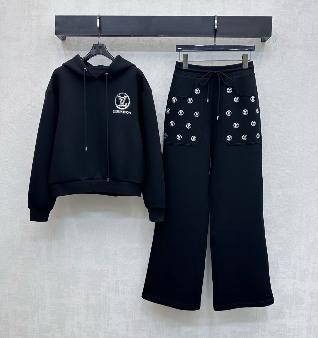 NO:655322,Louis Vuitto*2025 new arrivals hooded sequined logo sweatshirt trousers suit customized with YB imported twill cotton material. Stiff, comfortable and stylish. Drawstring adjustment design on the edge of the hood collar adds layering to the look. Heavy sequins are embellished on the chest to outline the iconic letter logo. Highlight the brand tone. Fabric and accessories development. The hooded pullover sweatshirt is paired with the straight trousers of the same series. The pockets echo the same details, adding fashion charm to the overall look. The complete set is fashionable and stylish.  High version 2 colors,,louis vuitton,hoodie,sweatshirts,hats,alexander wang19860909Louis Vuitto*2025新品上架连帽亮片徽标卫衣长裤套装定制YB进口斜纹全棉材质 挺括舒适有型 帽领边缘抽绳调节设计 增添造型层次感 胸口点缀重工亮片勾勒标志性字母徽标 彰显品牌调性 面辅料开发 连帽套头卫衣搭配同系列直筒长裤 口袋同样细节呼应 为整体造型增添了时尚魅力 成套穿搭时髦洋气  高版本2色,,louis vuitton,hoodie,sweatshirts,hats,alexander wang,Women's clothing
