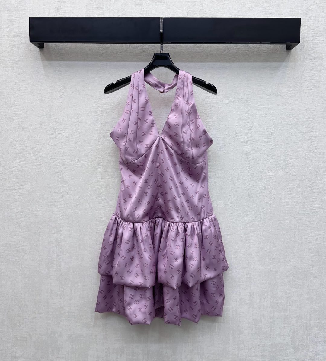 NO:655275,Chane*2025 new products are on the shelves. Printed halterneck dress is made of YB imported silk material. It is light and elegant. The reactive printing process is used to present the all-over double C logo elements to highlight the brand tone. The low-cut pleats on the chest are combined with the layered cake skirt design on the hem to add layering to the look. The development of surface accessories. The halterneck dress is cut and the upper body is full of sexy style. High version 36 38 40,,chanel,skirts,alexander wang19860909Chane*2025新品上架印花挂脖连衣裙定制YB进口丝绸材质 轻薄飘逸 沿用活性印花工艺呈现满印双C徽标元素 彰显品牌调性 胸前低领褶皱裁剪配合下摆层叠蛋糕裙边设计 增添造型层次感 面辅料开发 吊带挂脖连衣裙剪裁 上身尽显性感风情  高版本36 38 40,,chanel,skirts,alexander wang,Women's clothing